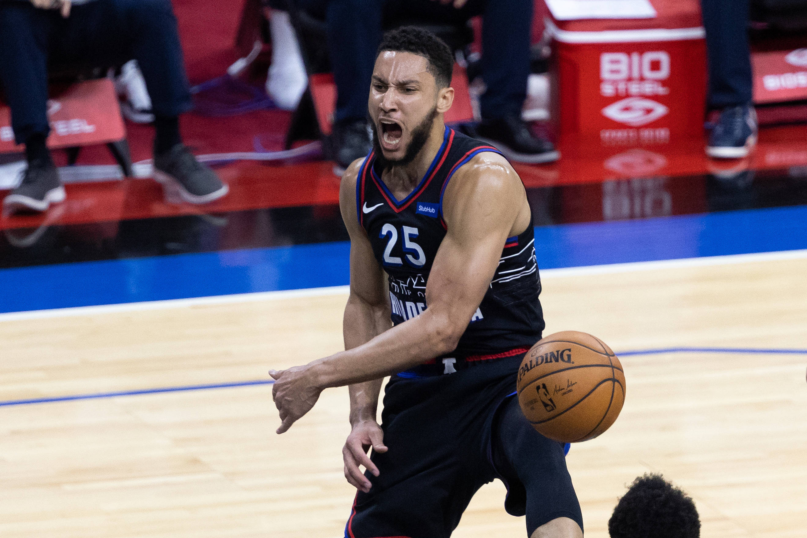 76ers 桌布 壁紙 — 一名身穿黑色球衣、背號25的籃球運動員在比賽中專注地運球，表情集中。