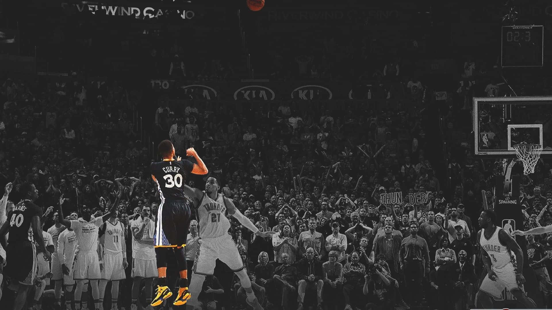 1080p Basketball 桌布 壁紙 — 一名身穿黑色球衣、背號30的籃球運動員在座無虛席的場館內跳起投籃，越過防守球員，觀眾呈現強烈的黑白對比，並配以鮮黃色的球鞋。