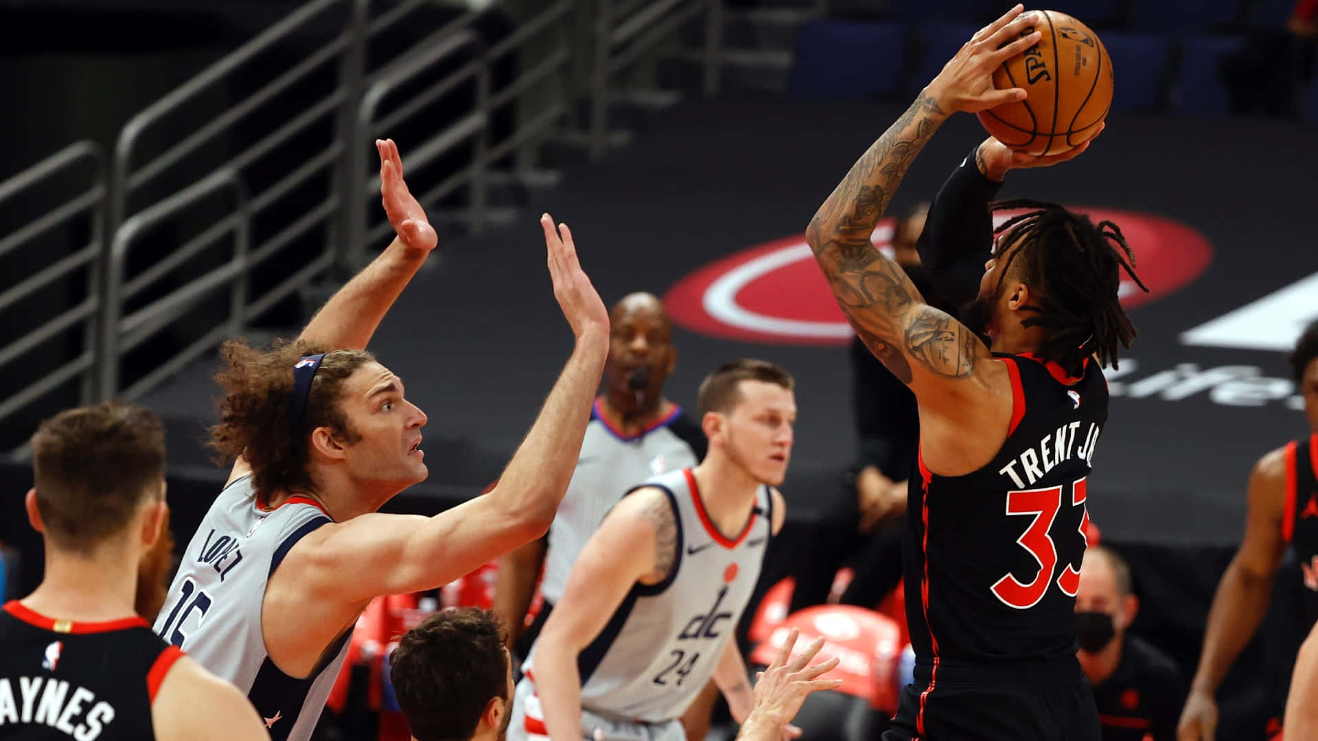 比賽中，籃球運動員越過防守球員投籃。 — NBA 壁紙