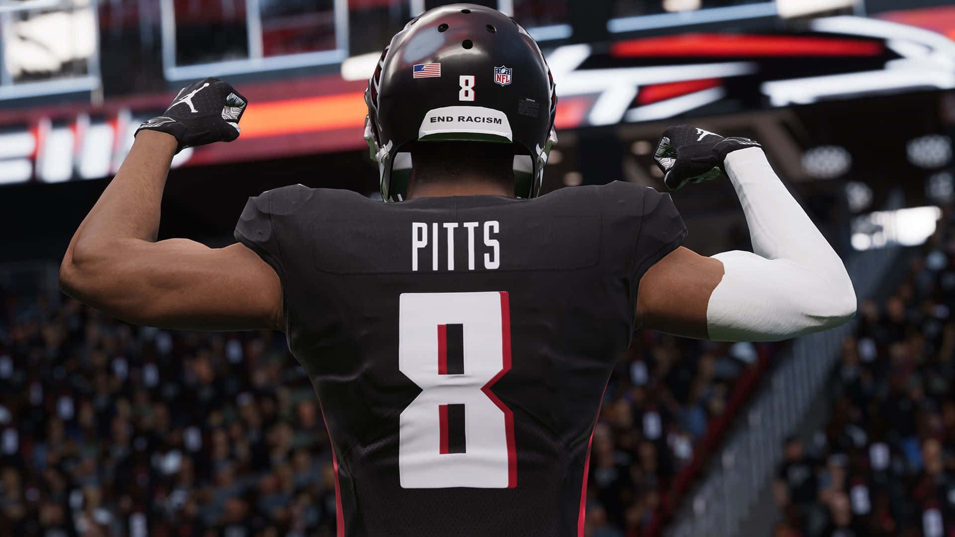 Madden NFL 22 桌布 壁紙 — 一名身穿黑色球衣、背號8、名字為Pitts的美式足球運動員在體育場的場地上展示肌肉，背景有球迷。