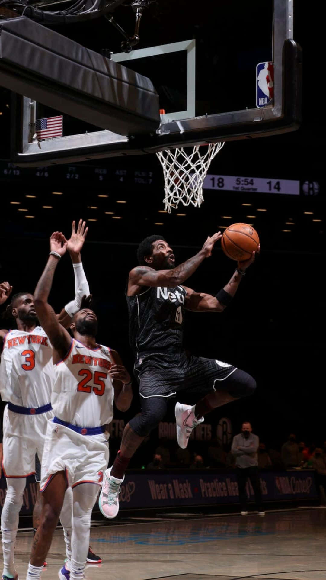 Brooklyn Nets 桌布 壁紙 — 一名身穿黑色球衣的籃球運動員高高躍起扣籃，兩名身穿白色球衣的防守球員在明亮的場館燈光下跳起試圖封阻他。