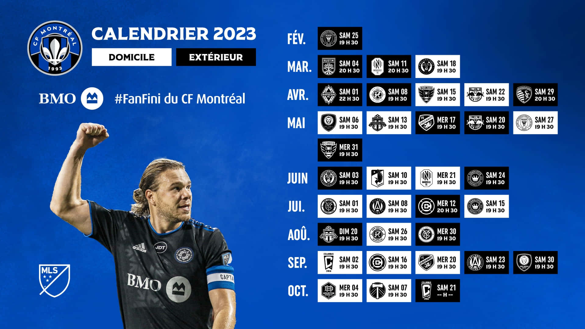 足球 桌布 壁紙 — 一名身穿黑色球衣的足球運動員在顯示CF Montréal 2023比賽日程的藍色背景上勝利地舉起拳頭。