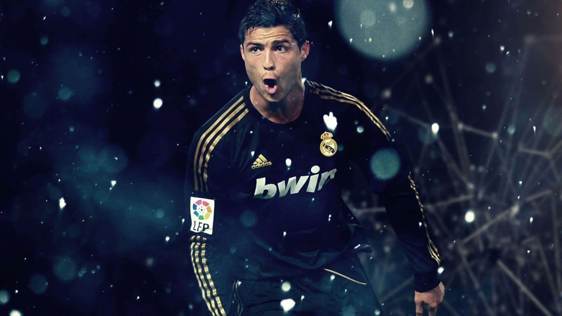 Cristiano Ronaldo 足球 桌布 壁紙 — 一名身穿黑色皇家馬德里金色條紋球衣的足球運動員，在黑暗的散景背景和發光粒子中動態慶祝。