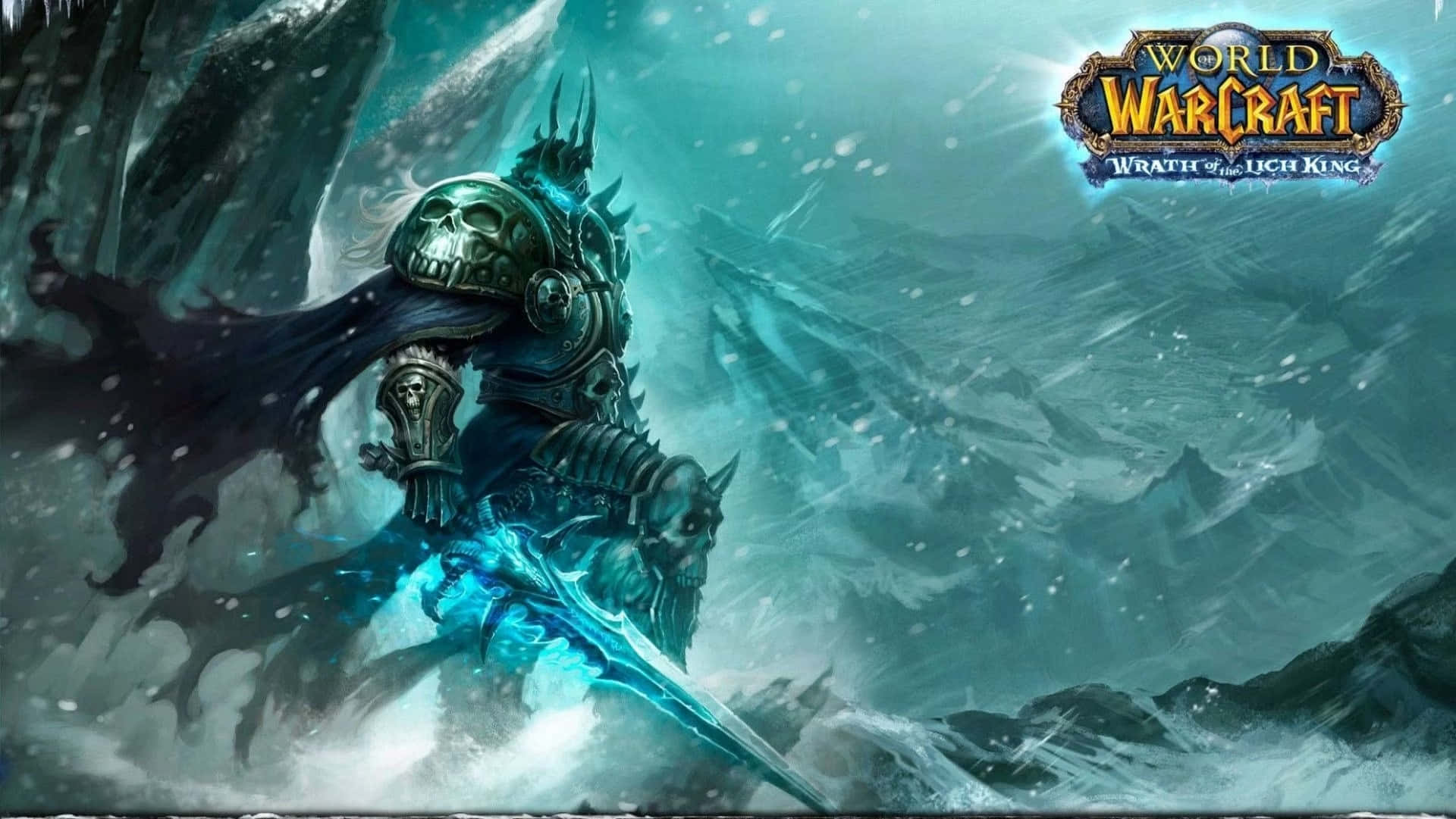 World Of Warcraft Races 桌布 壁紙 — 一名身穿黑色盔甲、帶有骷髏圖案的戰士，在冰凍山景的暴風雪中揮舞著發光的藍色劍。