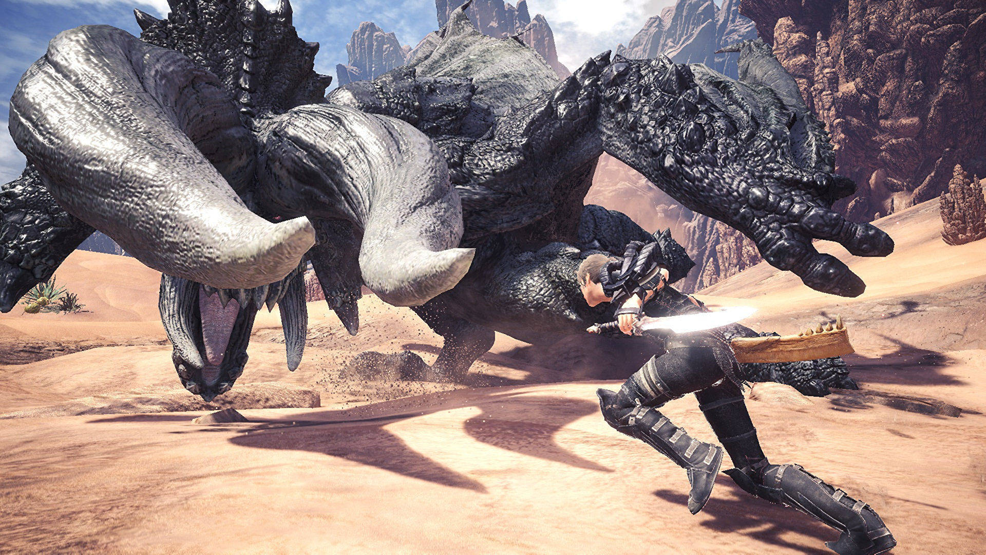 Monster Hunter 桌布 壁紙 — 一名身穿黑色盔甲的戰士在沙漠峽谷中砍向一隻擁有巨大角的巨型黑色鱗片怪物。