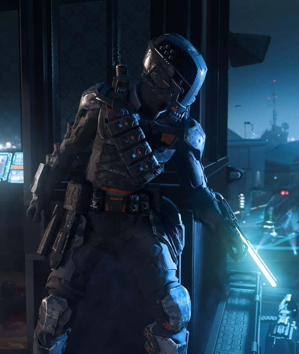 Call Of Duty Mobile 桌布 壁紙 — 一名身穿黑色盔甲的未來士兵站在光線昏暗的城市控制室中，手持發光武器。