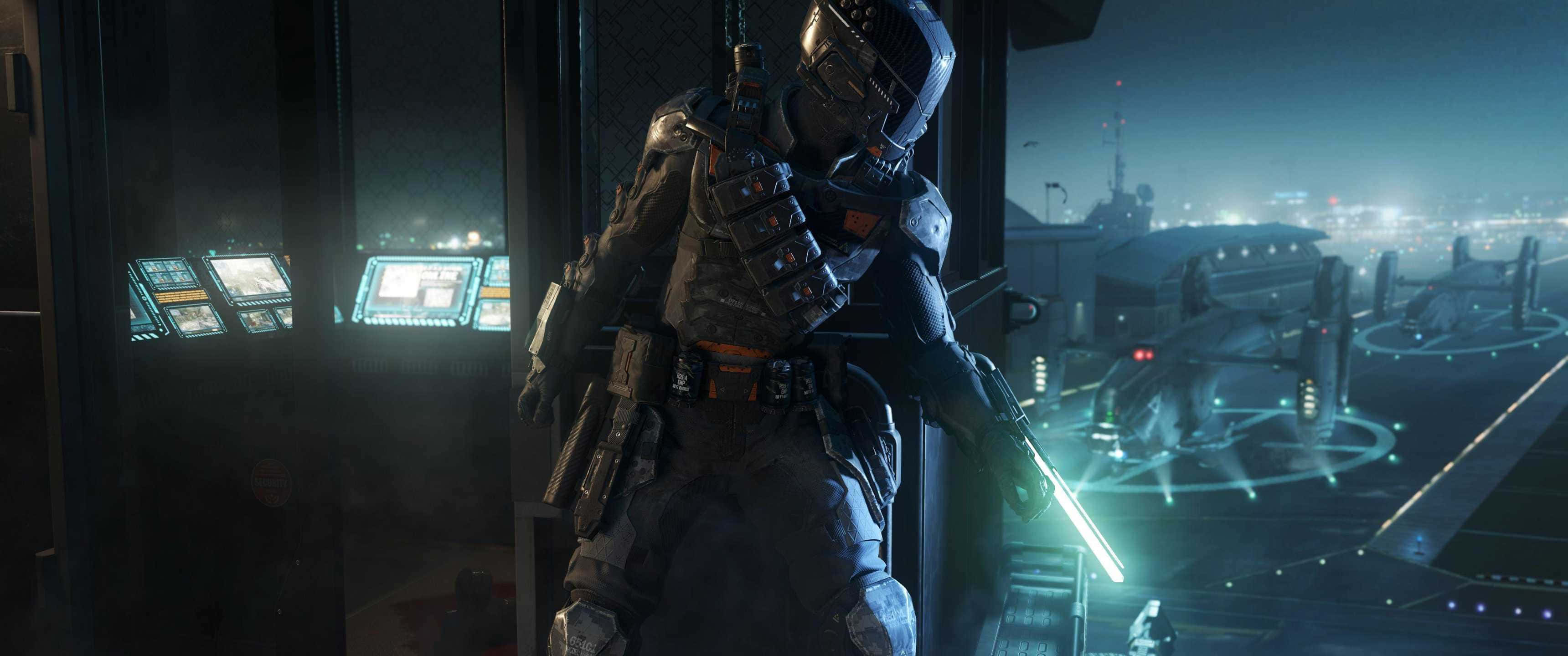 3440x1440p Call Of Duty Black Ops 4 桌布 壁紙 — 一名身穿黑色盔甲的未來戰士站在高科技控制室，俯瞰夜晚閃爍的霓虹城市景觀。