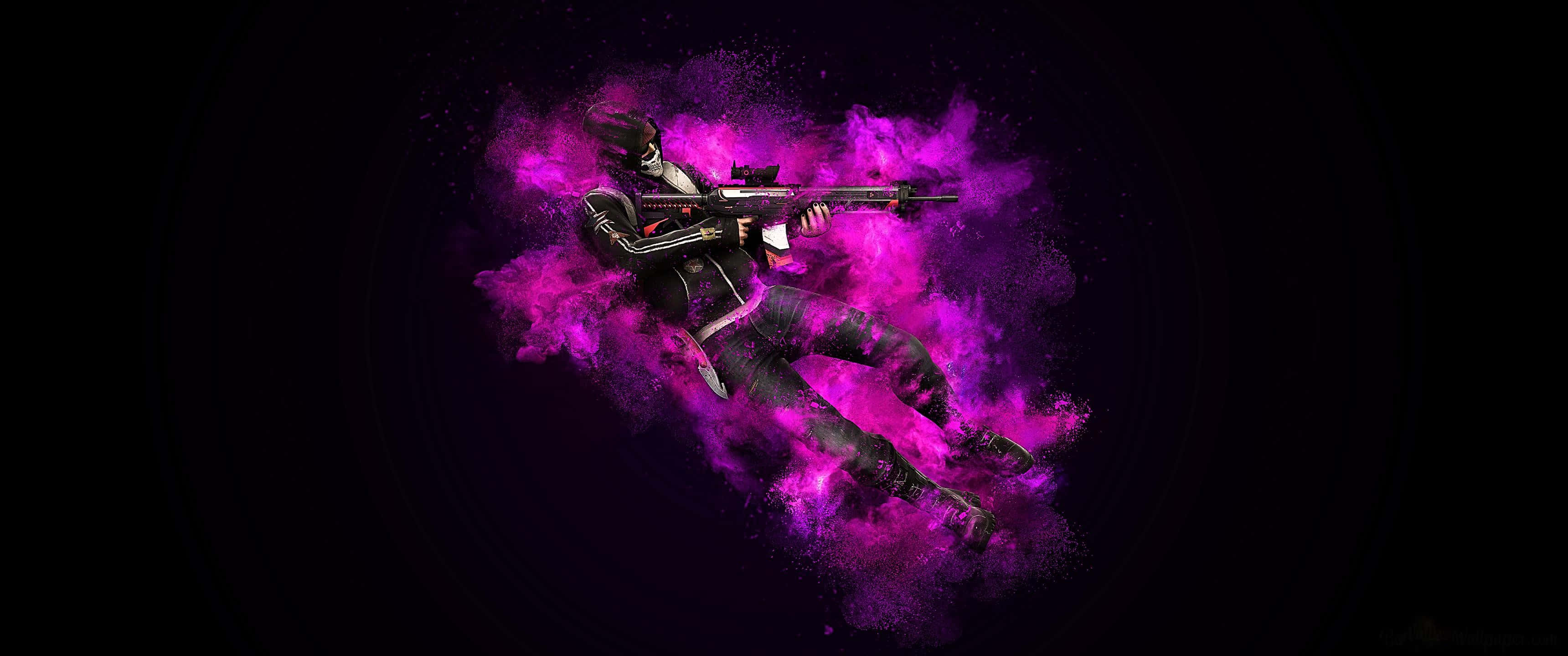 3440x1440p Counter-strike Global Offensive 桌布 壁紙 — 一名身穿黑色盔甲的蒙面戰士在黑暗背景下被爆炸性紫色能量包圍，發射步槍。