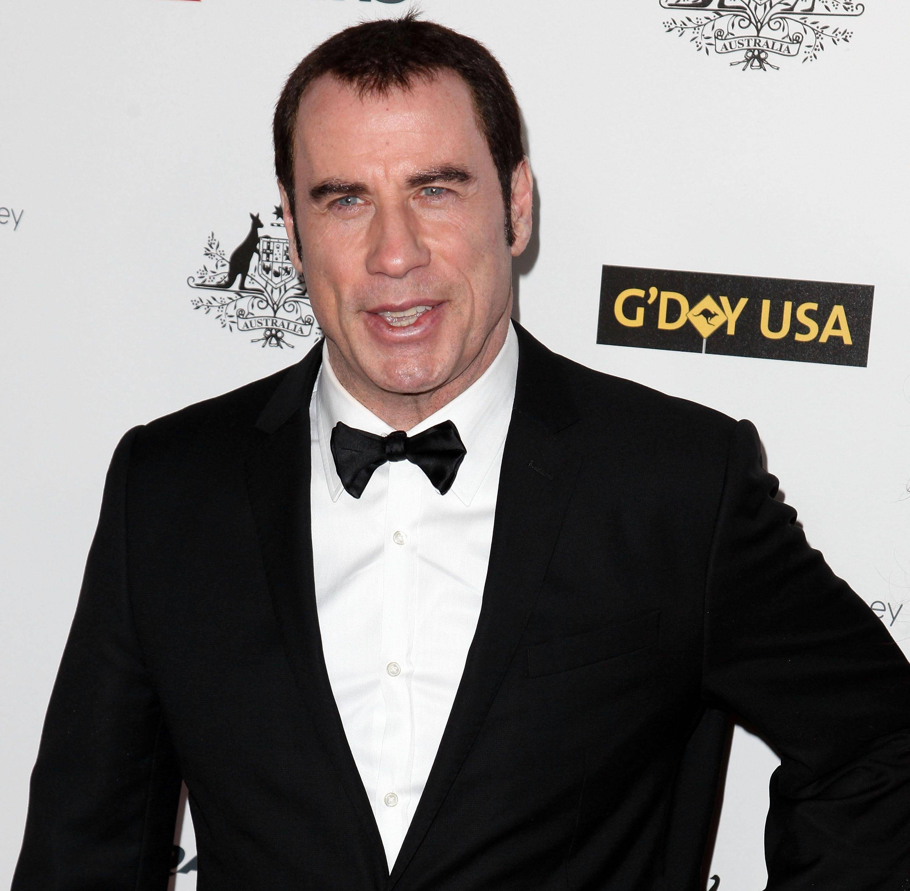 Celebrity 桌布 壁紙 — 一名身穿黑色禮服和領結的男子在正式活動中微笑，背景為「G'DAY USA」和澳洲國徽。