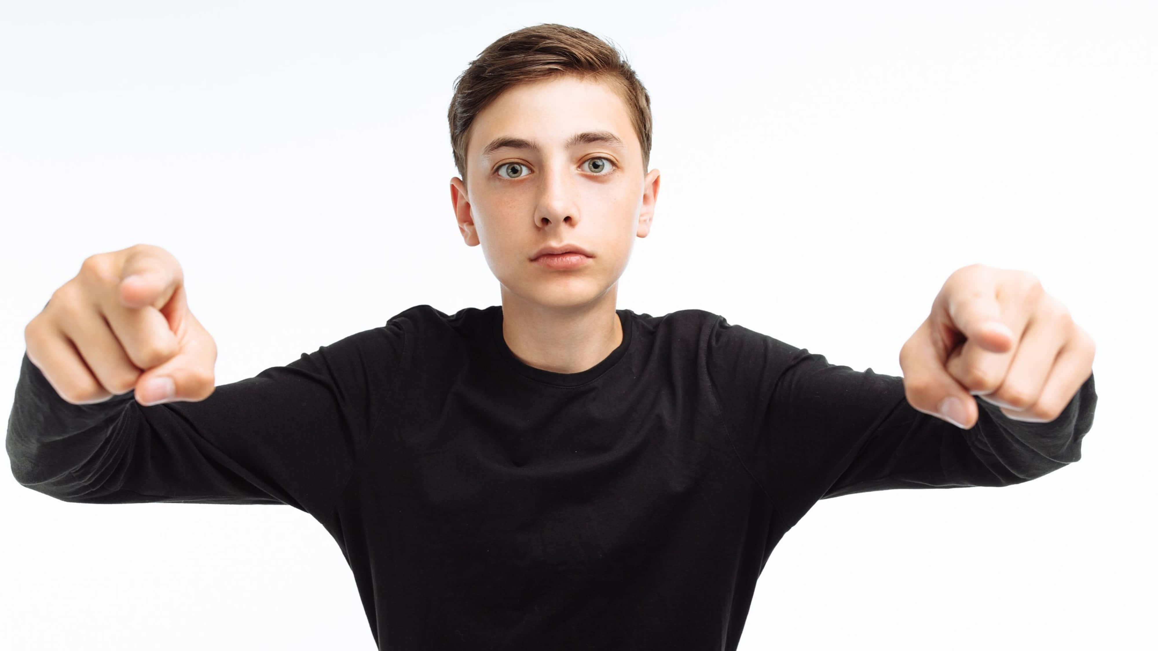 boys attitude 桌布 壁紙 — 一名身穿黑色襯衫的年輕男子，在純白背景下，雙指直接指向觀看者。