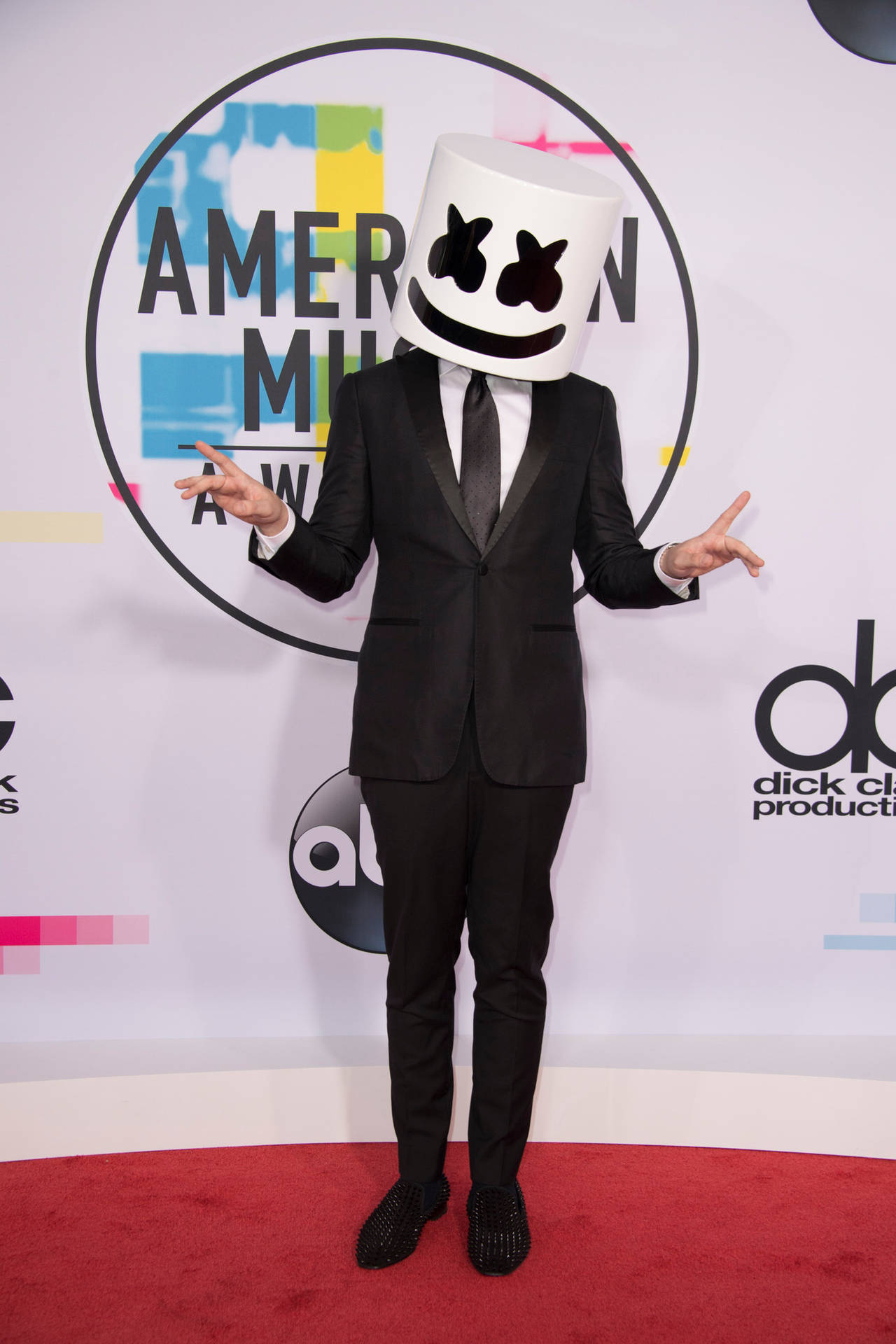 音樂人Marshmello身穿黑色西裝和白色頭盔在美國音樂獎紅地毯上。 — Marshmello 動態圖 壁紙