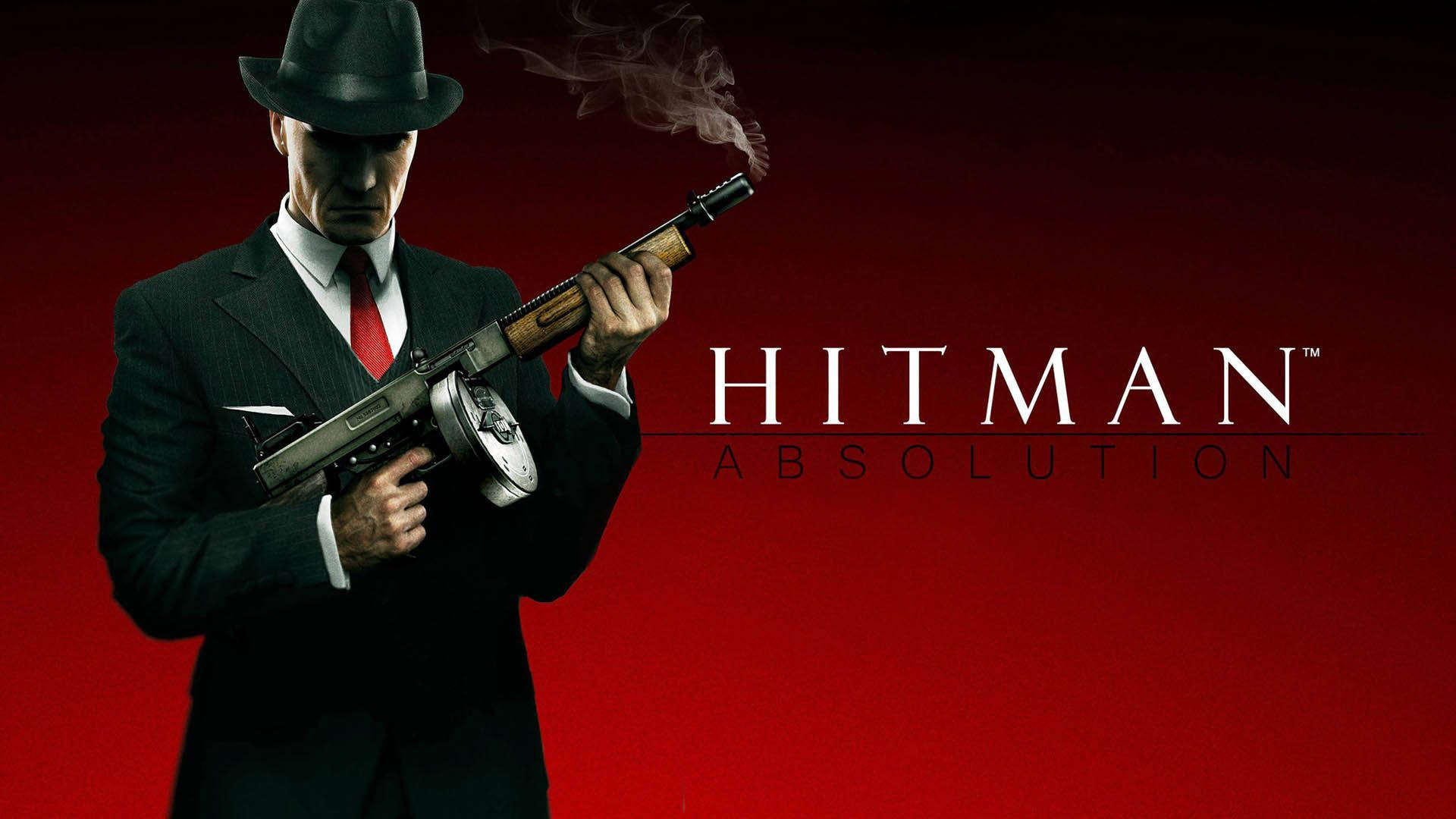 Hitman Absolution 桌布 壁紙 — 一名身穿黑色西裝和軟呢帽的男子，在深紅色背景前手持冒煙的衝鋒槍，並帶有 'Hitman Absolution' 文字。