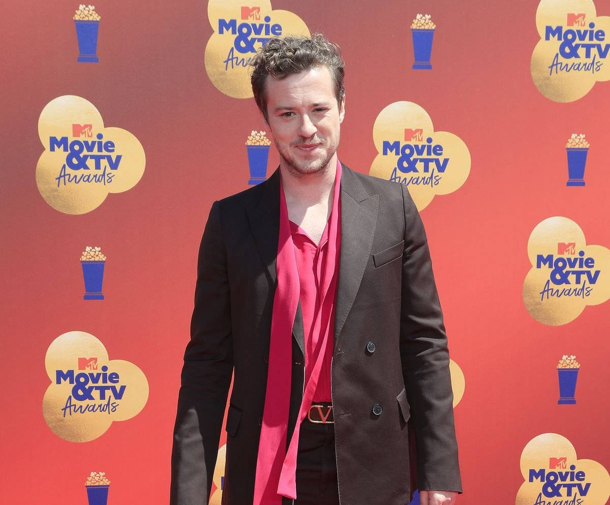 Celebrity 桌布 壁紙 — 一名身穿黑色西裝外套和粉紅色襯衫的男子自信地站在MTV電影與電視獎的紅地毯上。