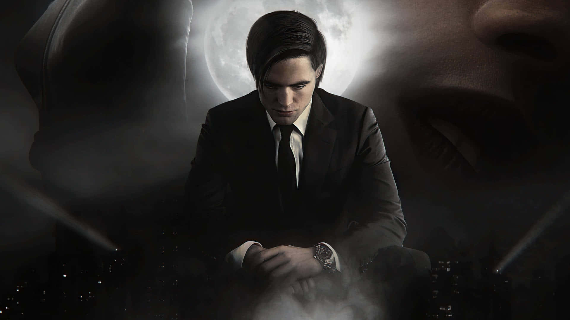 Bruce Wayne 桌布 壁紙 — 一名身穿黑色西裝的男子在滿月下莊嚴地坐著，鬼魅般的面孔在迷霧黑暗中隱現於他身後。