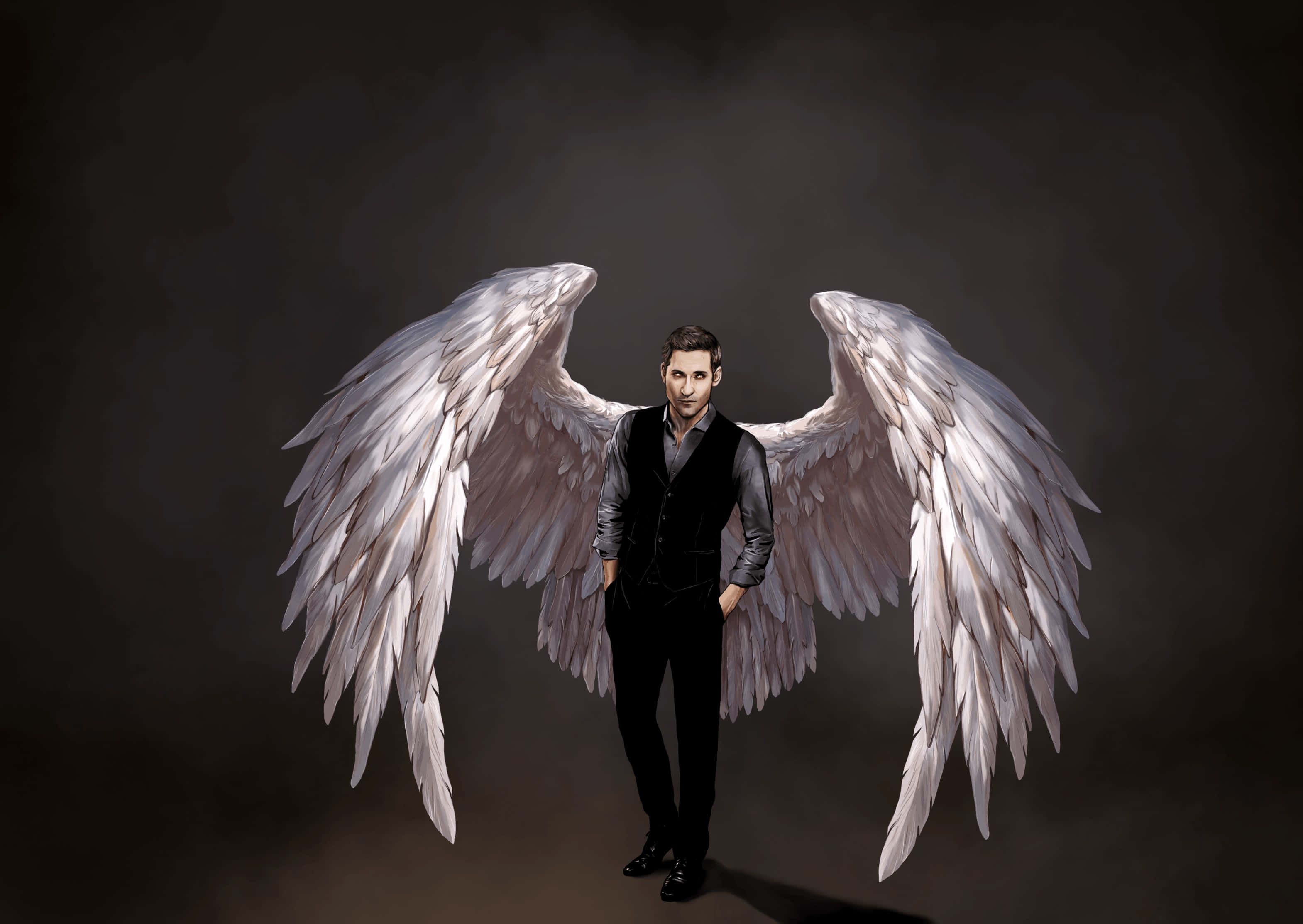 Lucifer Wings 桌布 壁紙 — 一名身穿黑色西裝的男子自信地站立，背後有大型白色羽毛天使翅膀，背景為深色攝影棚。