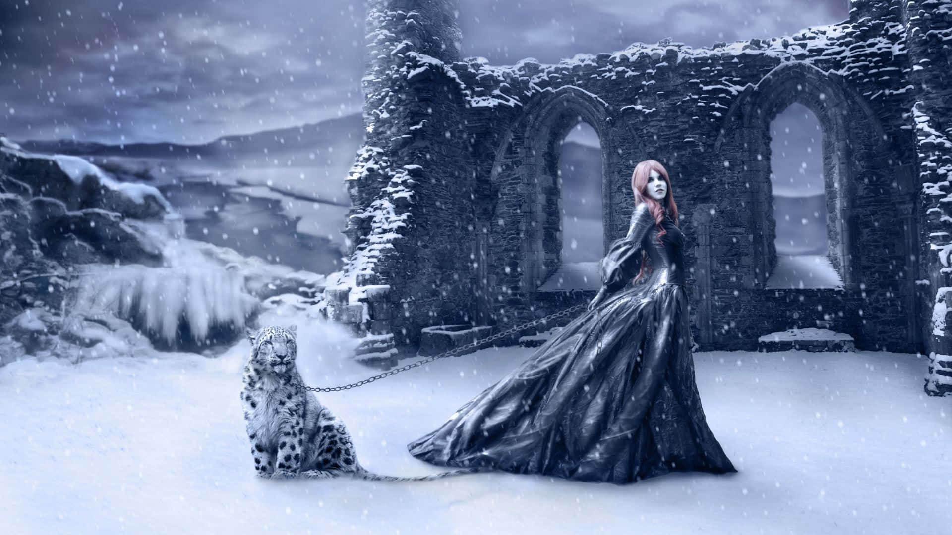 Winter Art 桌布 壁紙 — 一名身穿黑色長袍的女子站在雪豹旁邊，背景是暴風雨天空下積雪的廢墟。