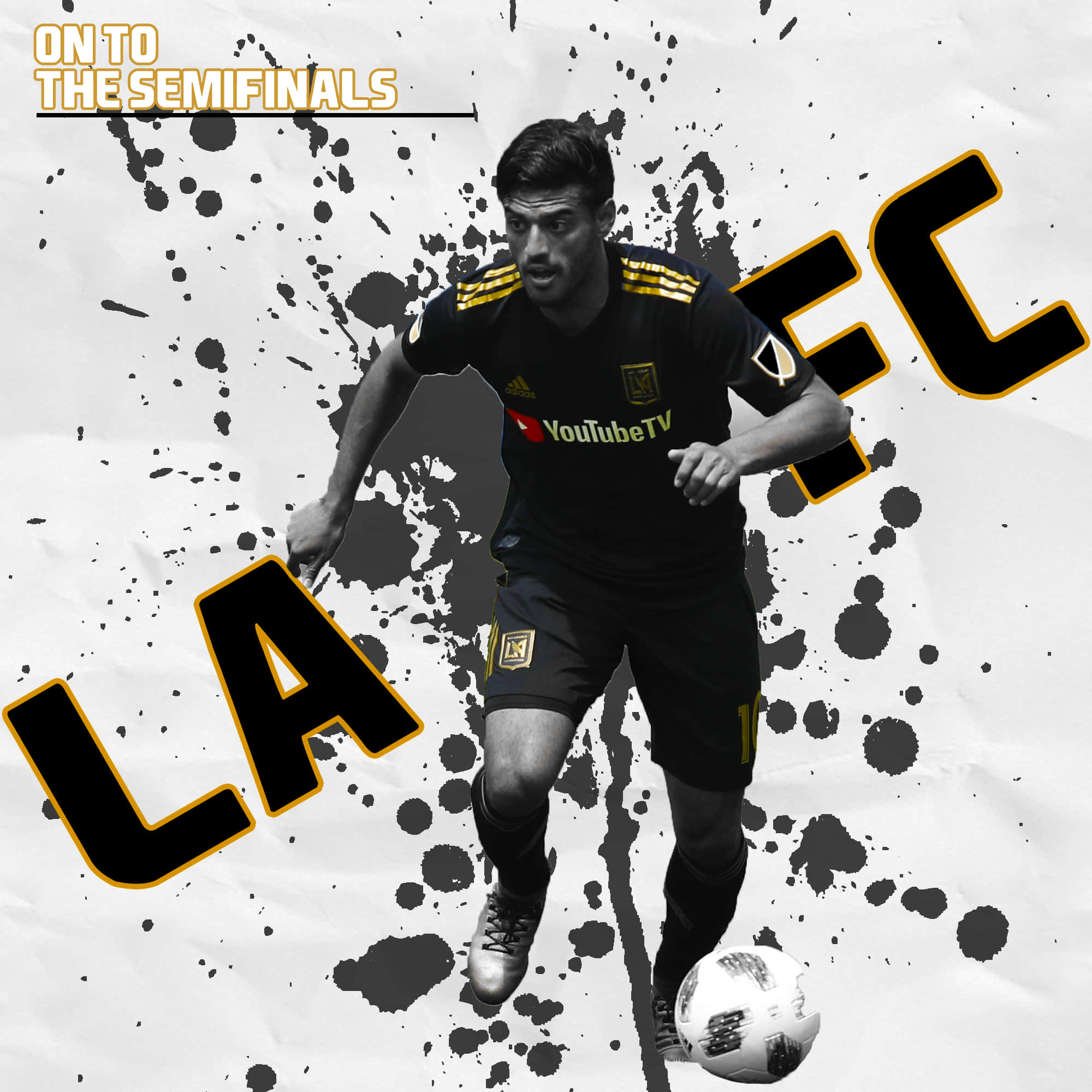 graphic art 桌布 壁紙 — 一名身穿黑金色LAFC球衣的足球員在帶有醒目球隊品牌的白色潑濺背景上運球。