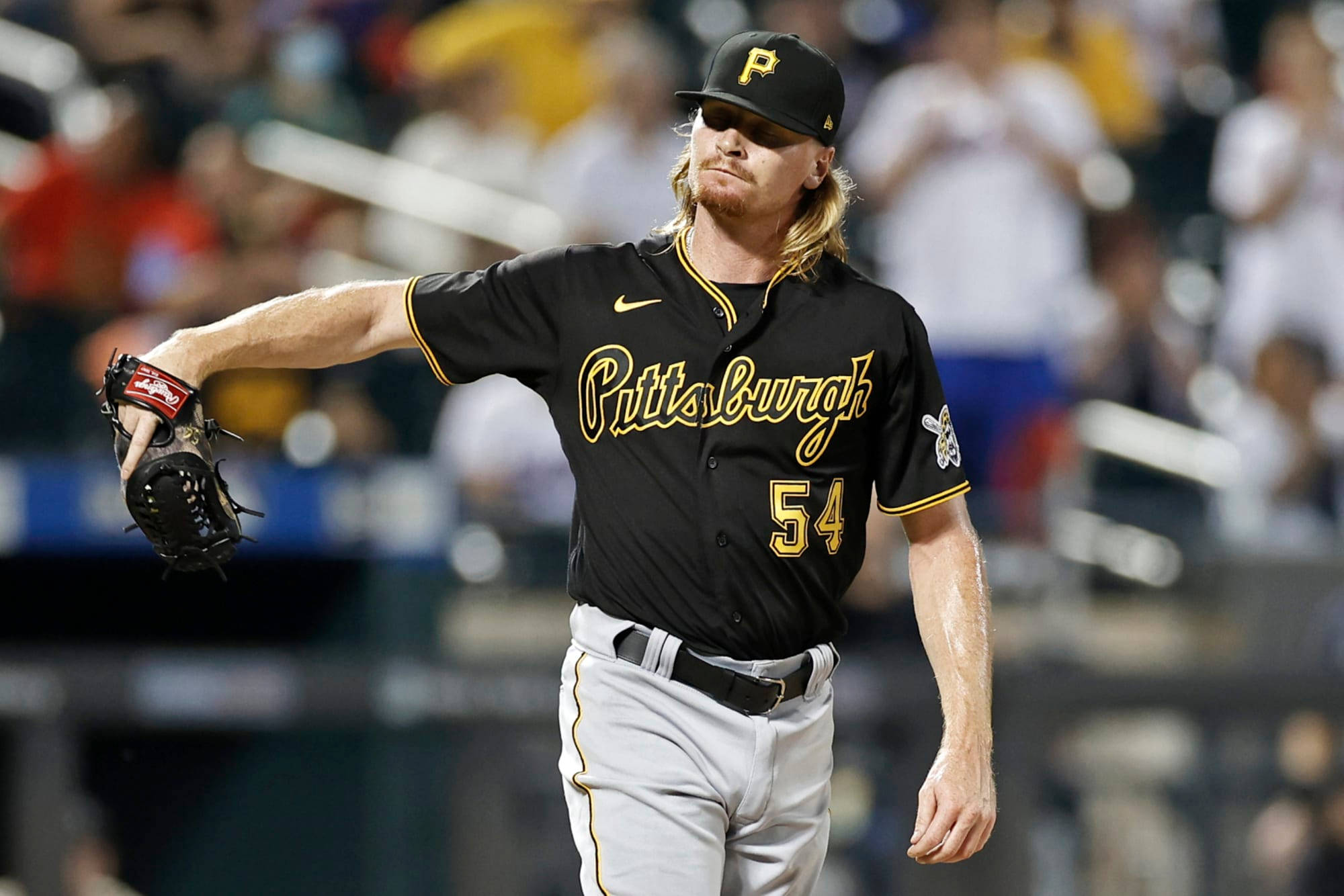 Pittsburgh Pirates 桌布 壁紙 — 一名身穿黑金色制服的匹茲堡海盜棒球投手在燈光明亮的球場上準備投球。