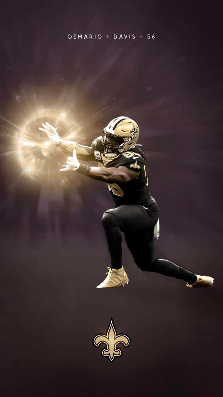NFL Saints 桌布 壁紙 — 一名身穿黑金色球衣的足球運動員在深紫色背景上動態跳躍，帶有發光效果。