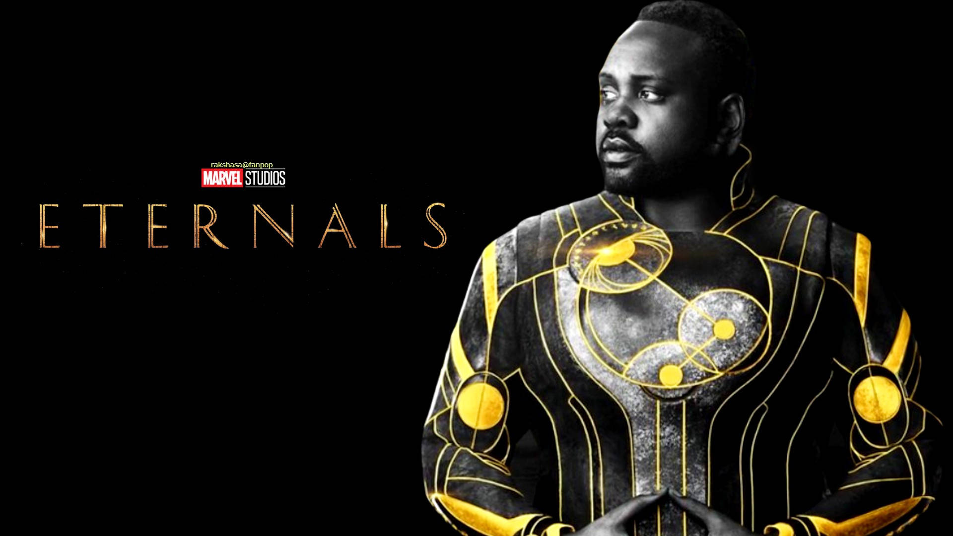 Eternals 桌布 壁紙 — 一名身穿黑金華麗西裝的男子站在黑色背景前，Eternals 字樣閃耀金色光芒。