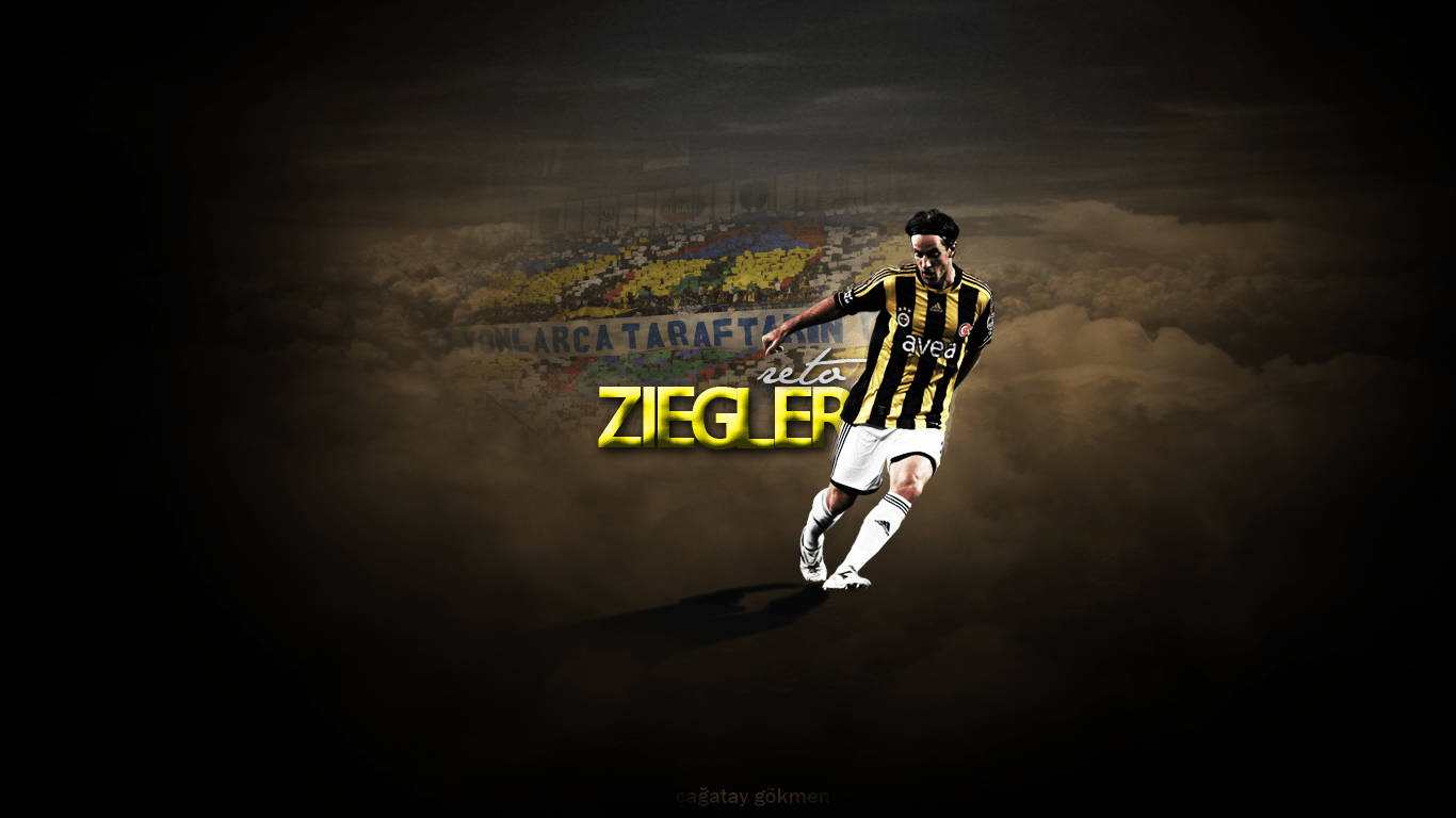 Fenerbahce 桌布 壁紙 — 一名身穿黑黃條紋的足球運動員在陰暗多雲的背景、球場人群和發光名字 ZIEGLER 襯托下動態躍起。