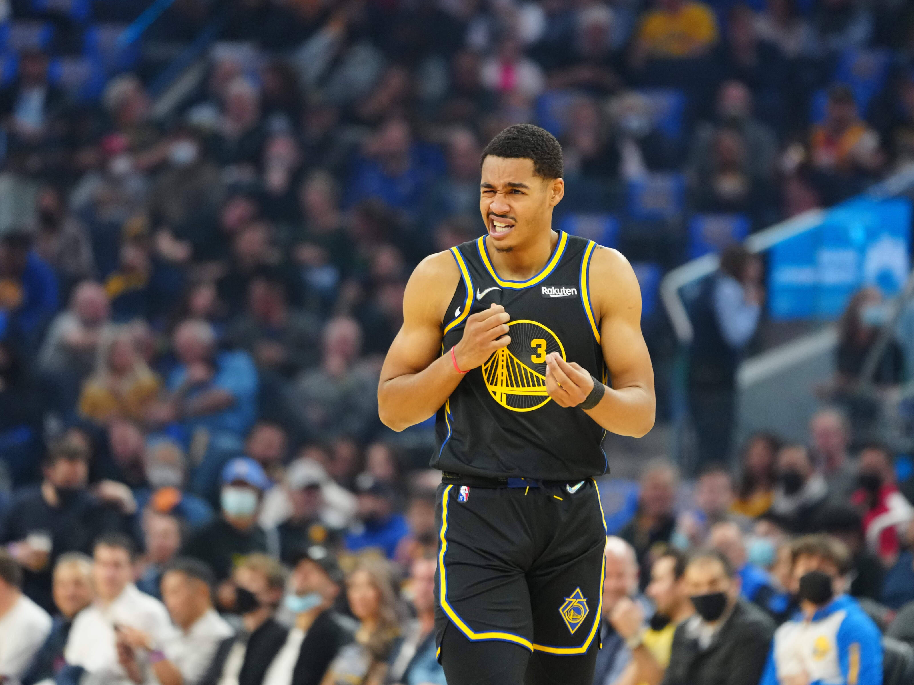 NBA 桌布 壁紙 — 一名身穿黑黃球衣的籃球運動員在明亮的場館燈光下，比賽中握緊拳頭慶祝。
