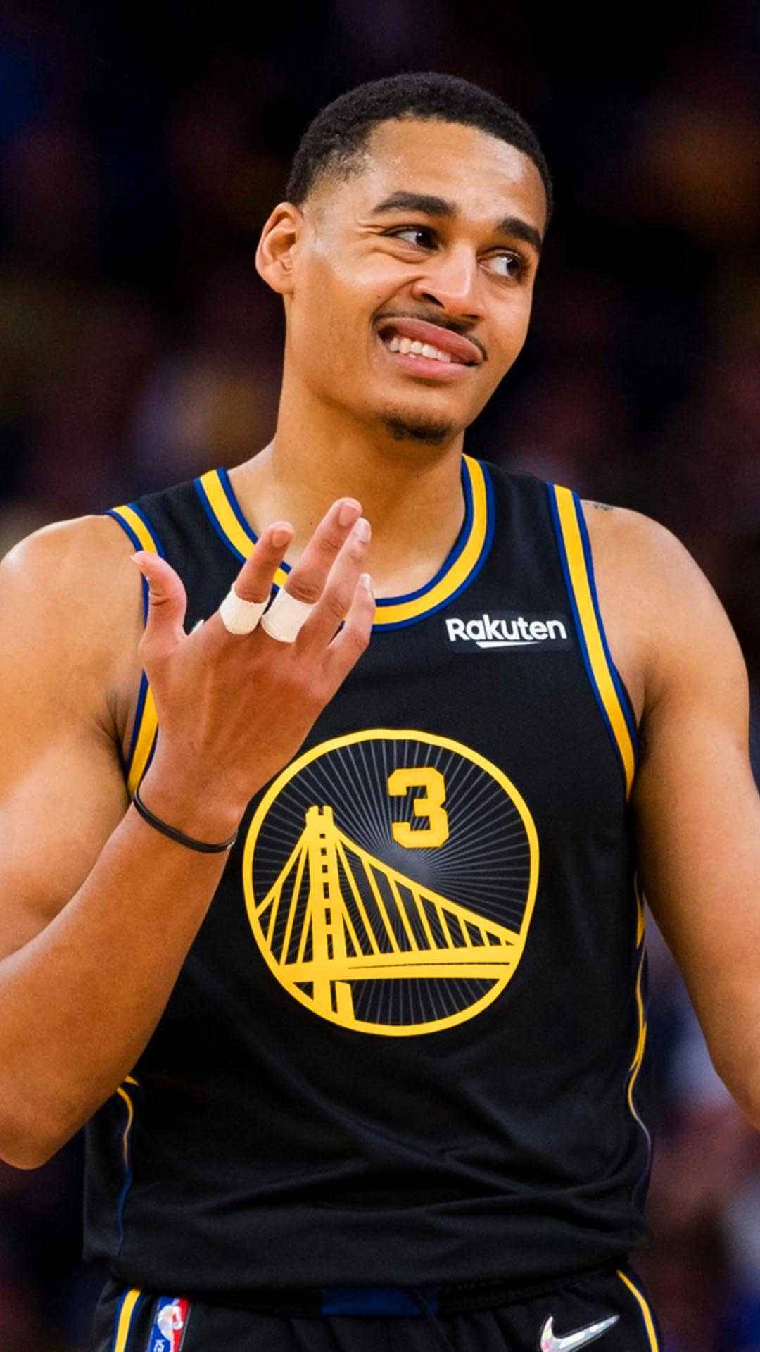 籃球運動員在比賽中微笑並拍手。