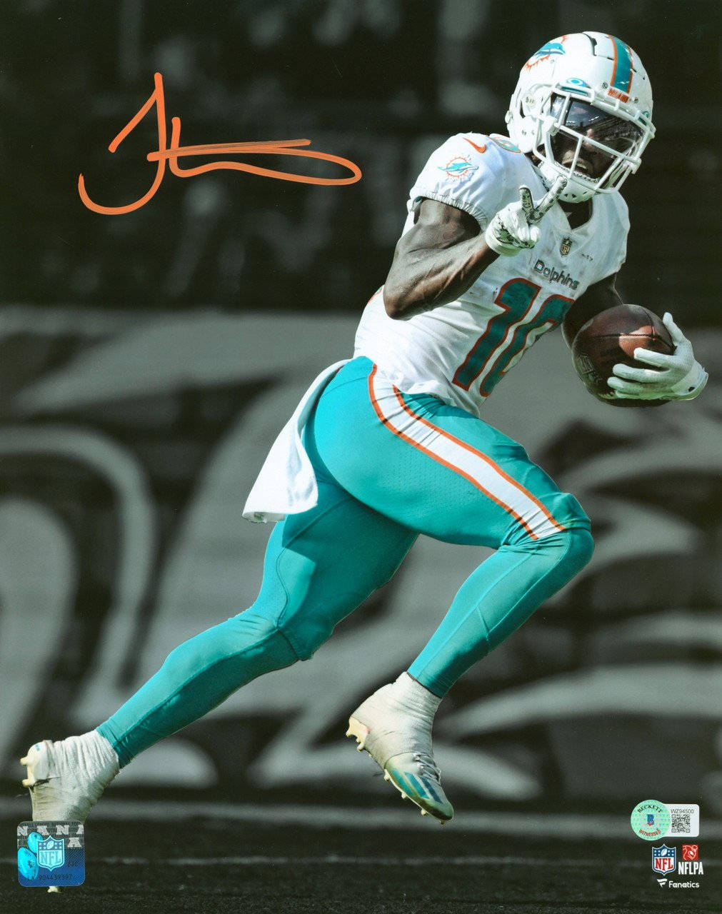 Miami Dolphins iPhone 桌布 壁紙 — 一名邁阿密海豚隊美式足球員身穿青綠色和白色球衣，在模糊的球場背景下持球衝刺。