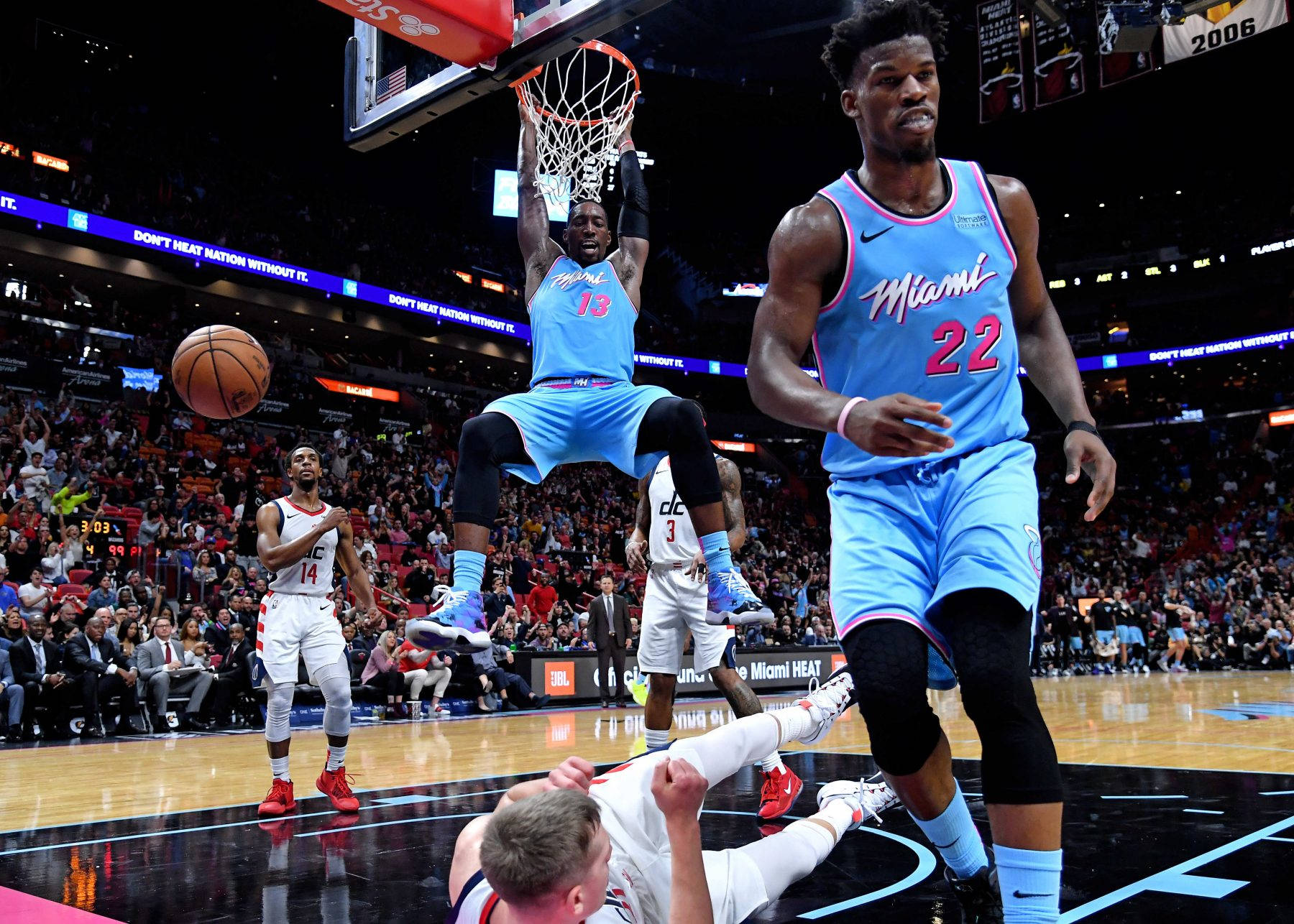 Bam 桌布 壁紙 — 一名邁阿密熱火球員在爆滿的NBA比賽中灌籃，隊友和對手作出反應。