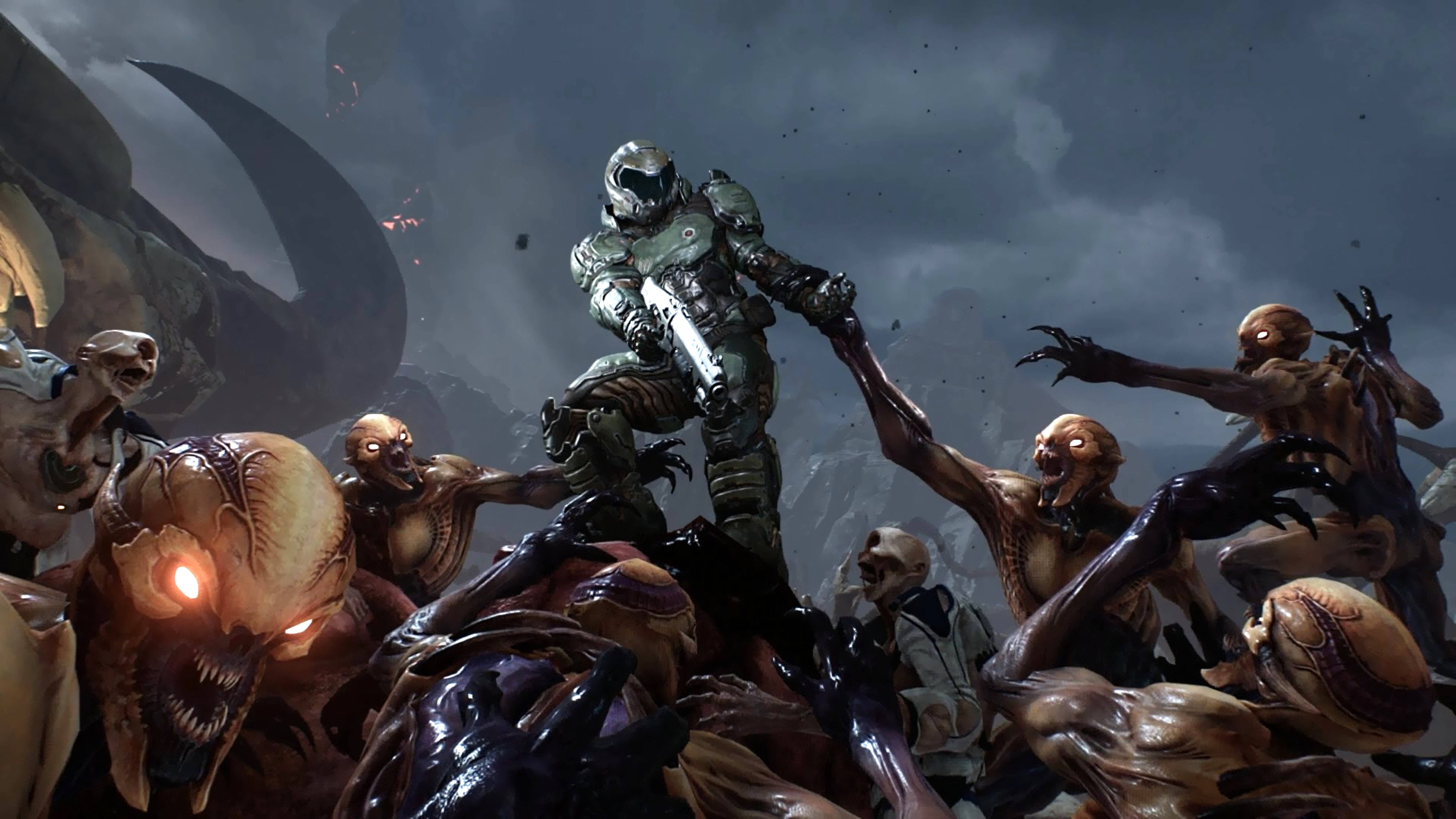 Doomguy 桌布 壁紙 — 一名重甲戰士在暴風雨的天空下，挑釁地站在一堆怪誕的外星生物之上。