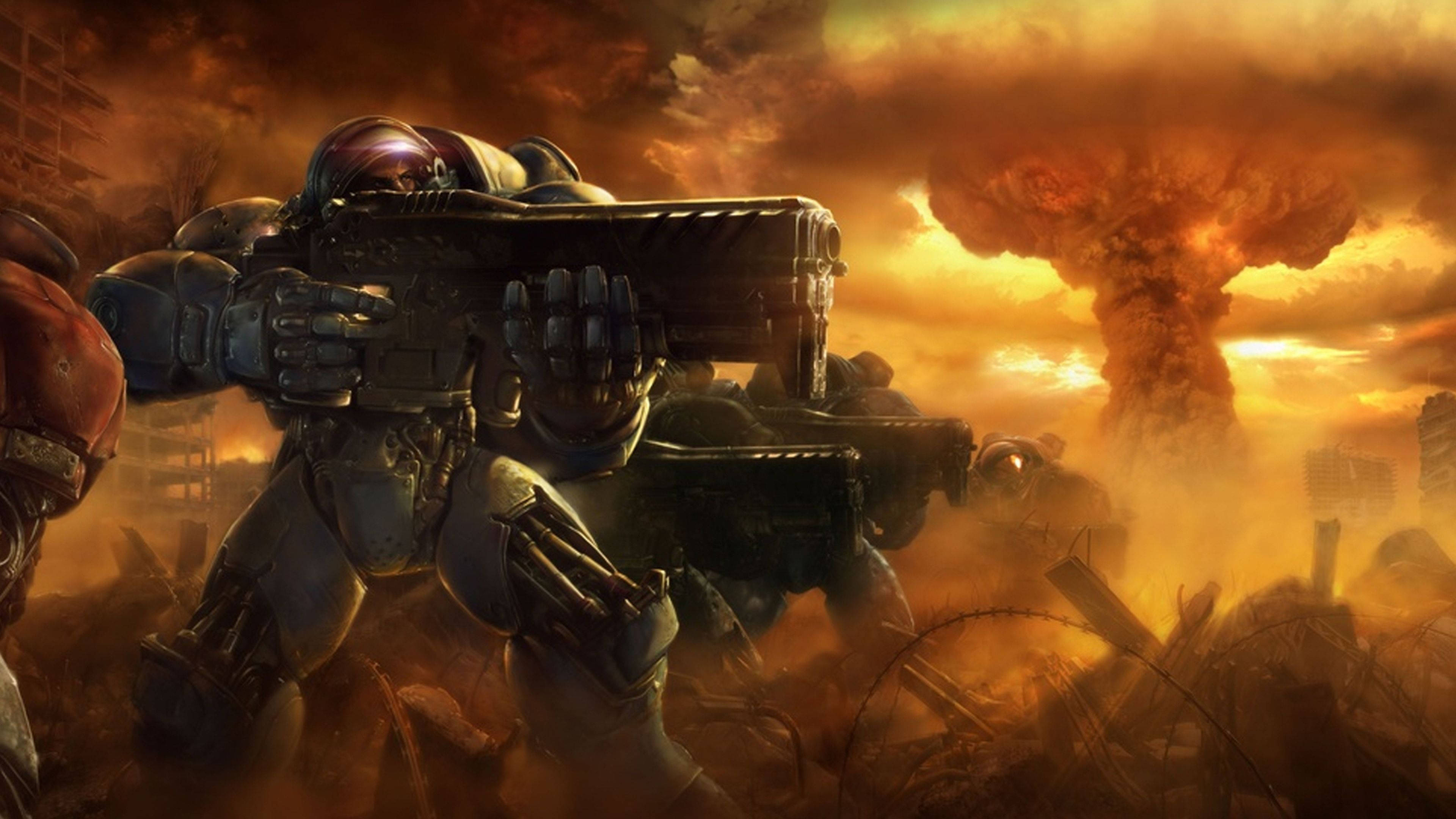 Starcraft 桌布 壁紙 — 一名重裝士兵在煙霧和爆炸的戰場上，在熾熱的橙色天空下發射巨型武器。
