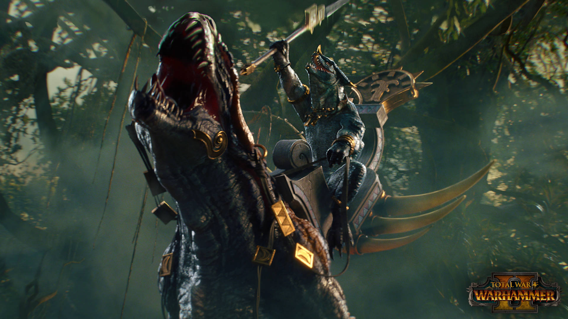 Total War Warhammer 2 桌布 壁紙 — 一名重裝戰士騎著一隻巨大的咆哮恐龍穿過迷霧叢林，揮舞著帶刺的武器。