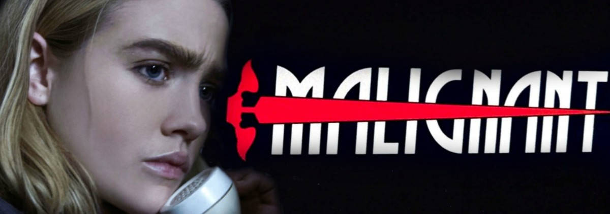 Malignant 桌布 壁紙 — 一名金髮女子在黑色背景前將電話貼在耳邊，背景上有粗體白色字母「MALIGNANT」，並被一條紅線劃過。