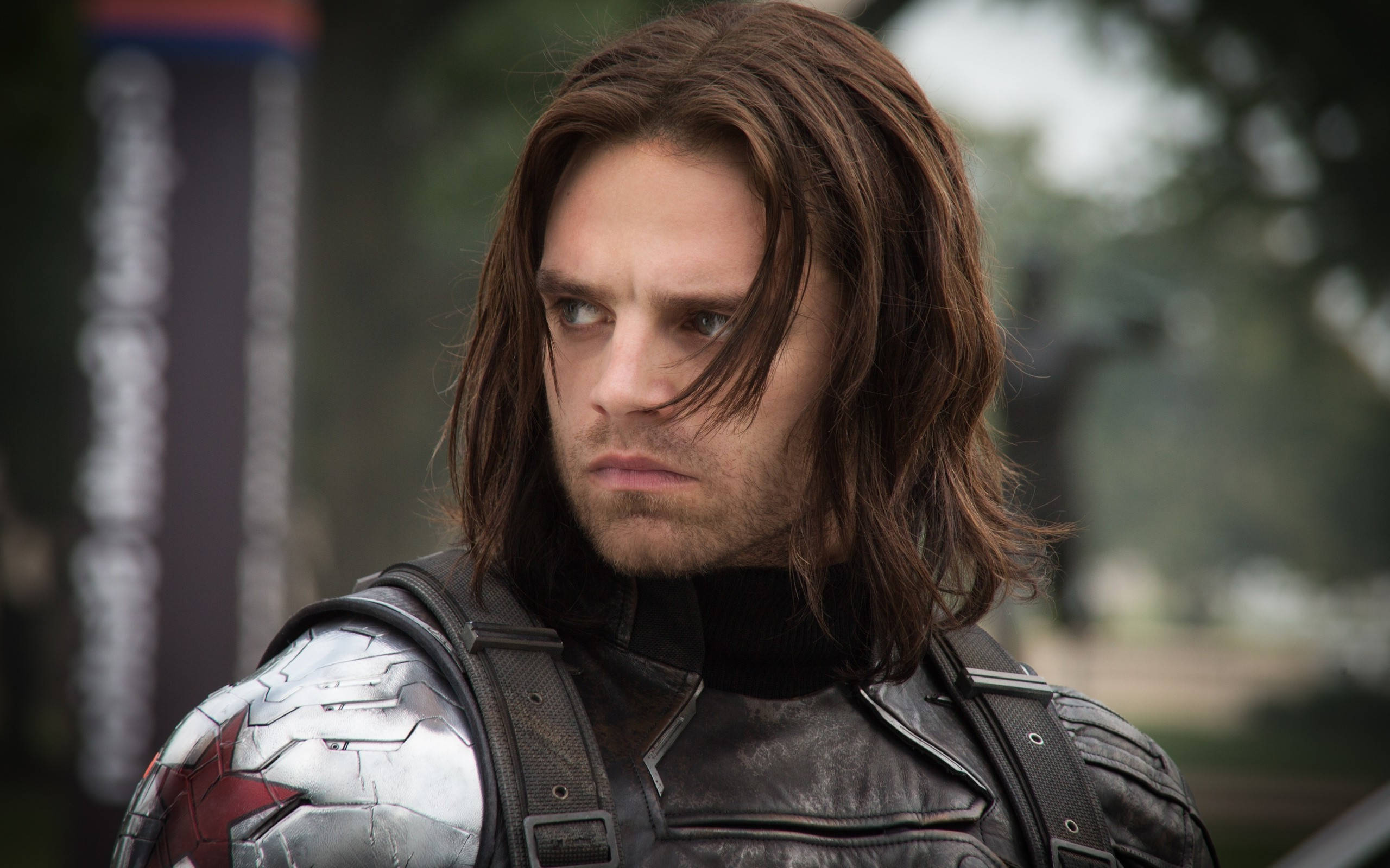 Bucky Barnes 桌布 壁紙 — 一名長棕髮、表情嚴肅的男子特寫，穿著精緻的銀紅色鎧甲肩甲。