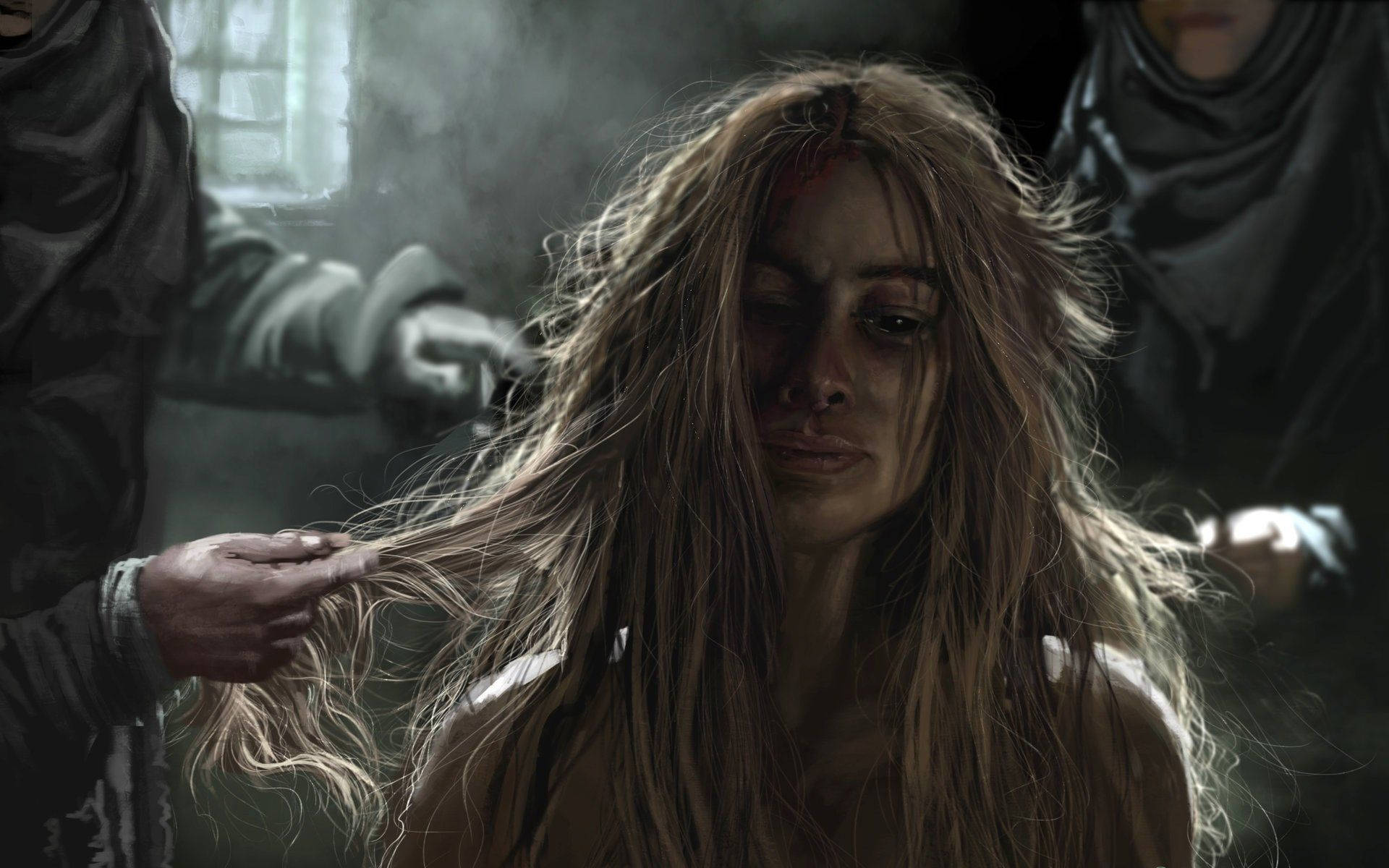 cersei lannister 桌布 壁紙 — 一名長髮骯髒的苦惱女子在昏暗煙霧彌漫的房間中被兩個人抓住，背景有一扇窗戶。