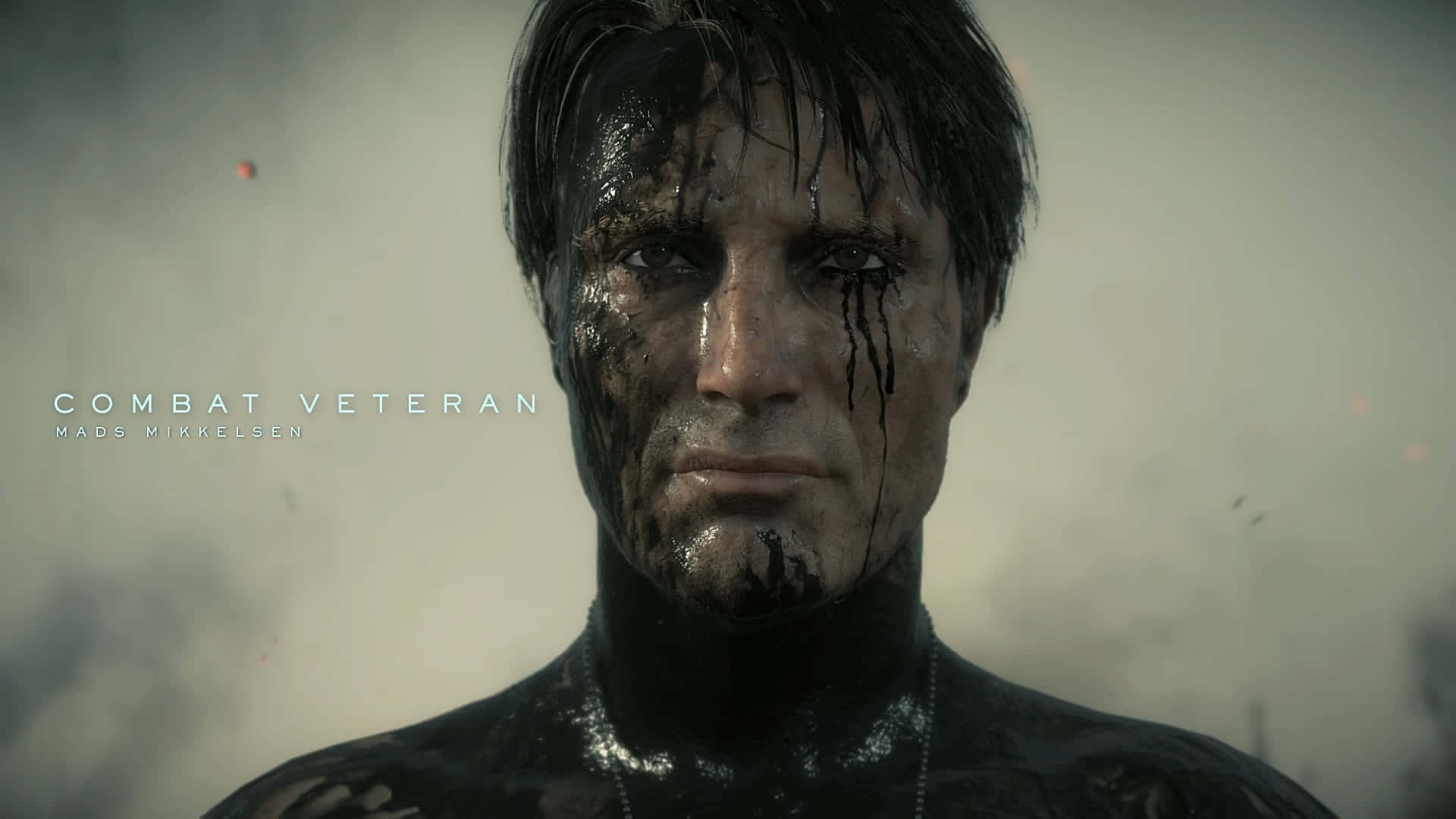 HD Death Stranding 桌布 壁紙 — 一名面容嚴峻的戰鬥老兵，臉上沾滿泥濘和血跡，在朦朧的戰場背景下凝視著。