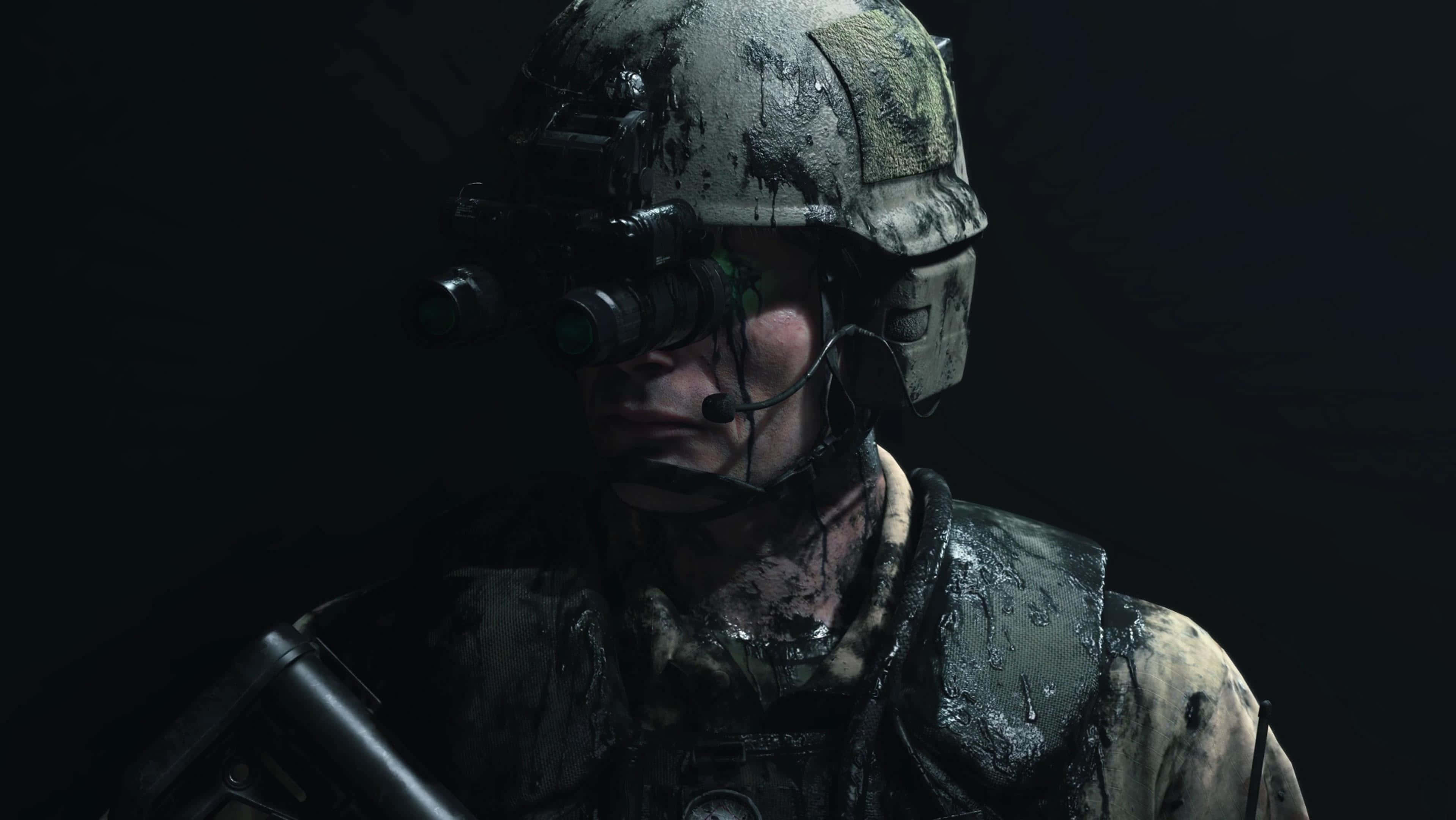 Death Stranding Pc 桌布 壁紙 — 一名頭戴泥濘頭盔、身穿戰術裝備的陰沉士兵，在黑暗背景下凝視著。