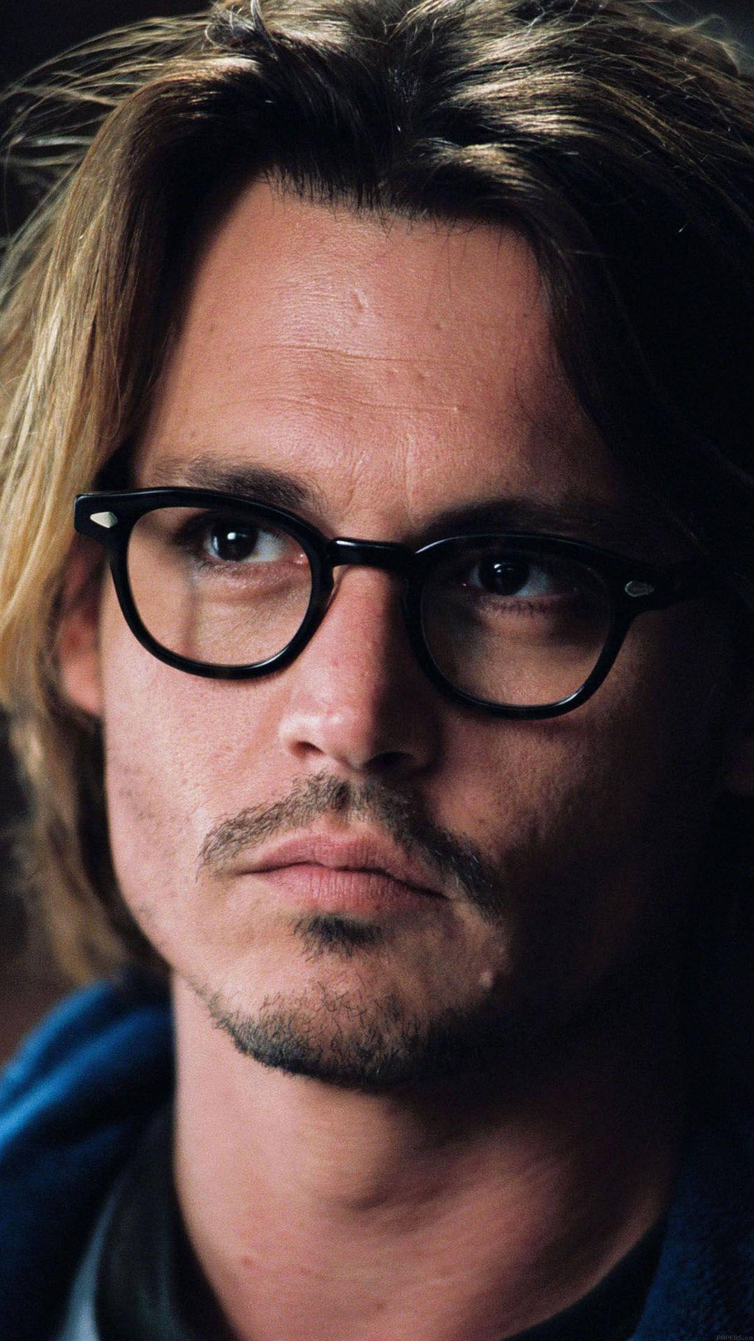 Johnny Depp 桌布 壁紙 — 一名頭髮凌亂、戴著黑框眼鏡的男子特寫肖像，神情嚴肅地凝視著。