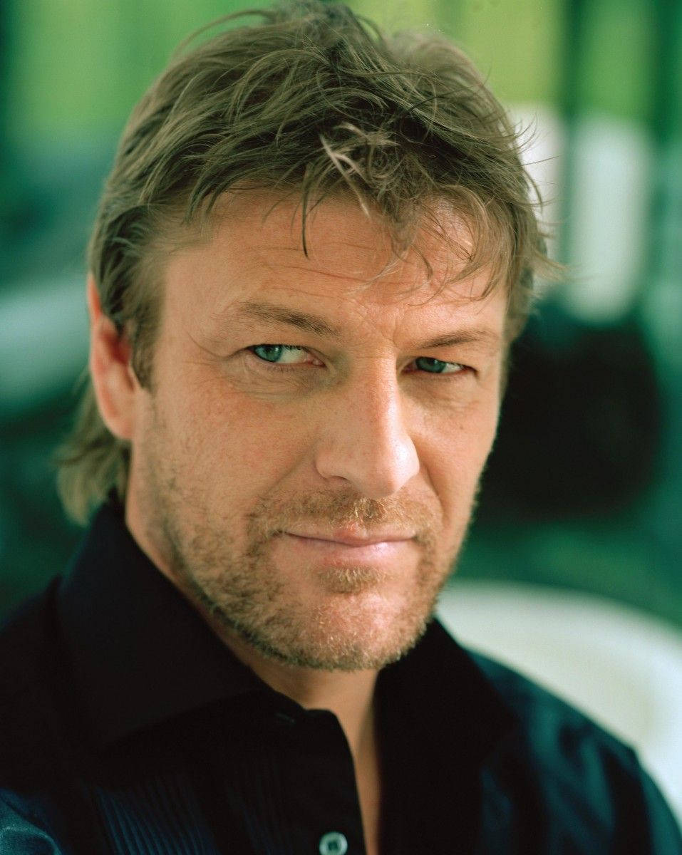 Sean Bean 桌布 壁紙 — 一名頭髮凌亂、藍色眼睛深邃的男子近距離肖像，直視觀眾。
