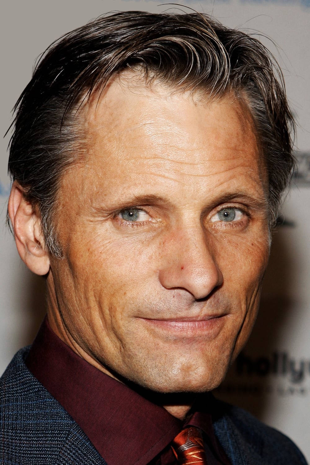 actor 桌布 壁紙 — 一名頭髮灰白、藍眼睛的男子近距離肖像，身穿栗色襯衫和圖案領帶。