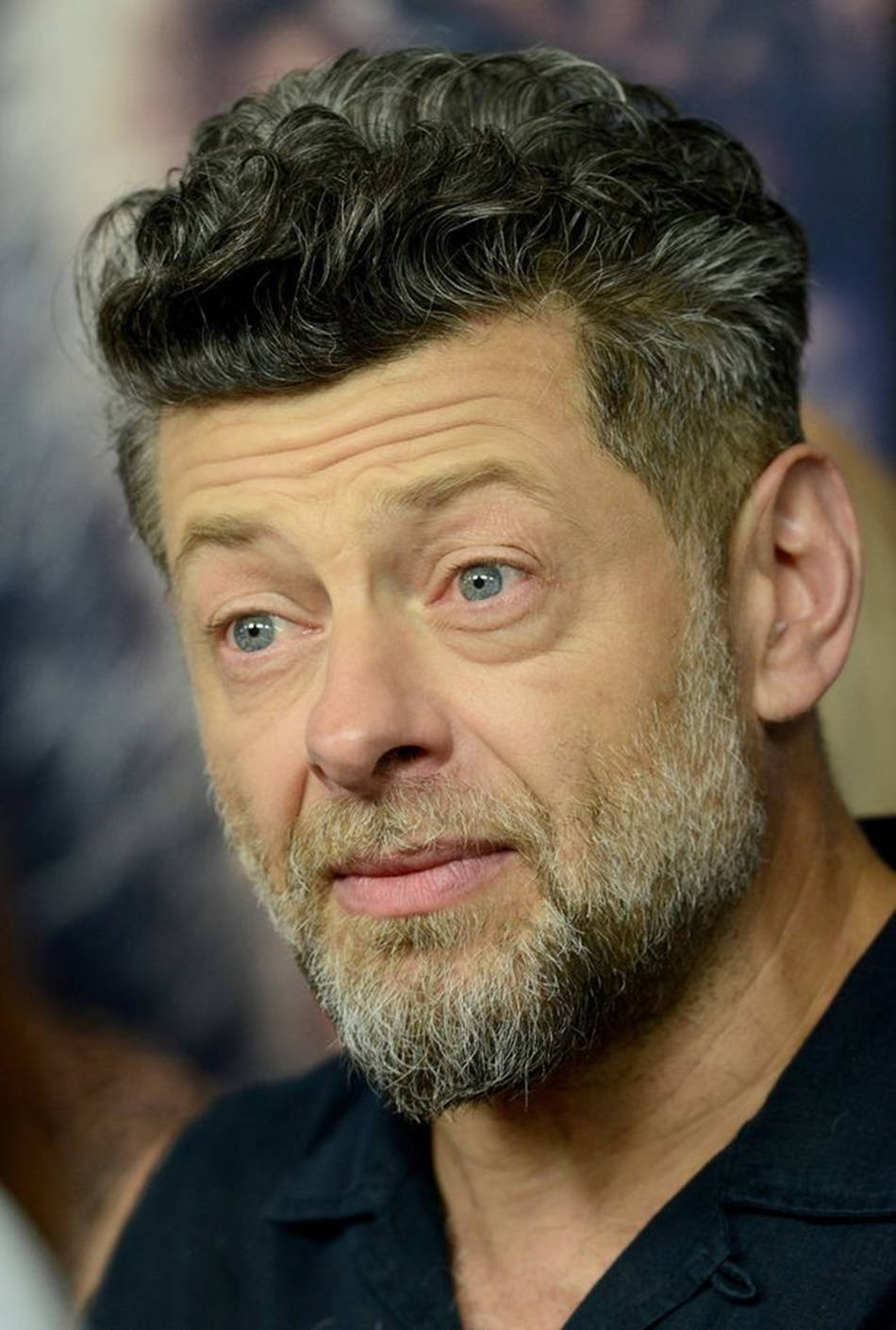 actor 桌布 壁紙 — 一名頭髮灰白捲曲、留鬍子的男士側頭沉思的特寫肖像。