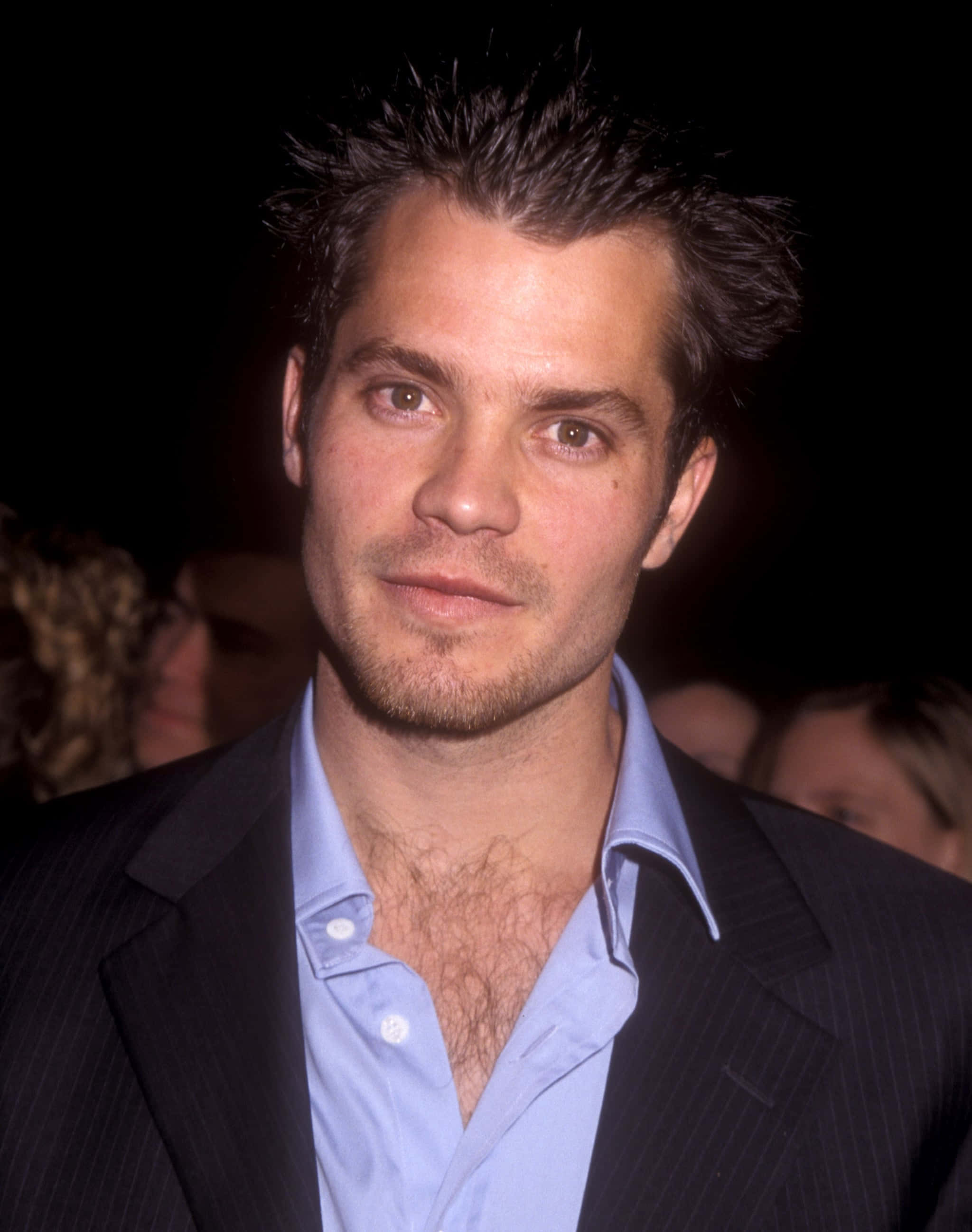 timothy olyphant 桌布 壁紙 — 一名頭髮豎起、帶有鬍渣的男士特寫肖像，身穿深色細條紋西裝，內搭淺藍色襯衫。