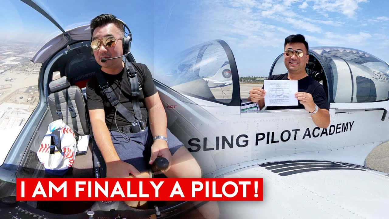 飛機 桌布 壁紙 — 一名飛行員在Sling飛機駕駛艙內慶祝，手持執照，背景是明亮的藍天。
