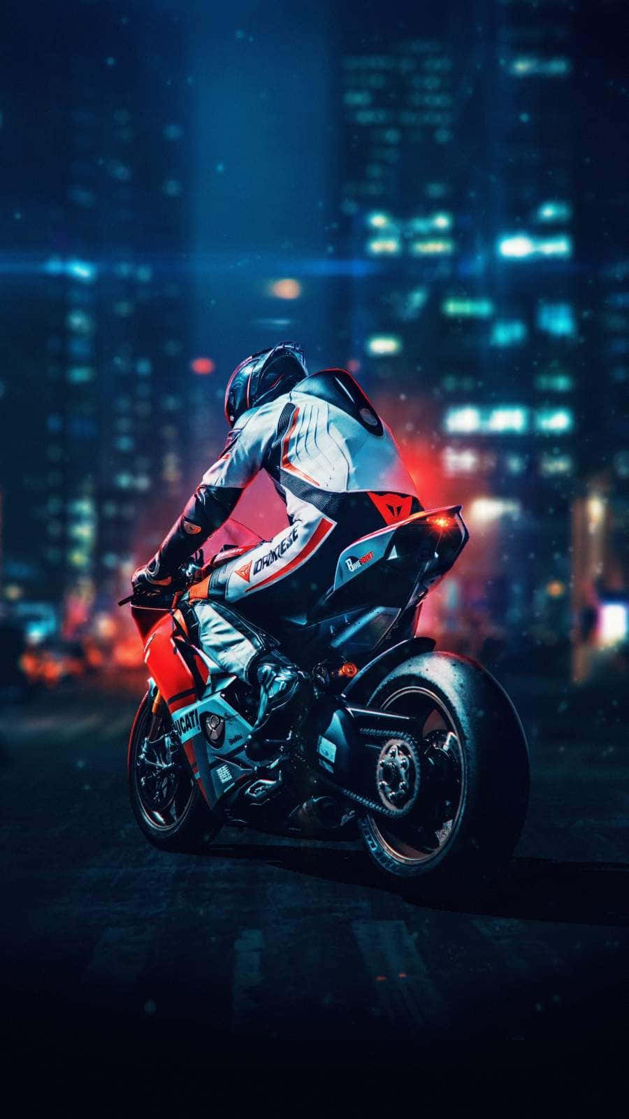 Superbike 桌布 壁紙 — 一名騎士在夜間霓虹城市燈光下騎著運動摩托車傾斜入彎，空氣中閃爍著雨滴。