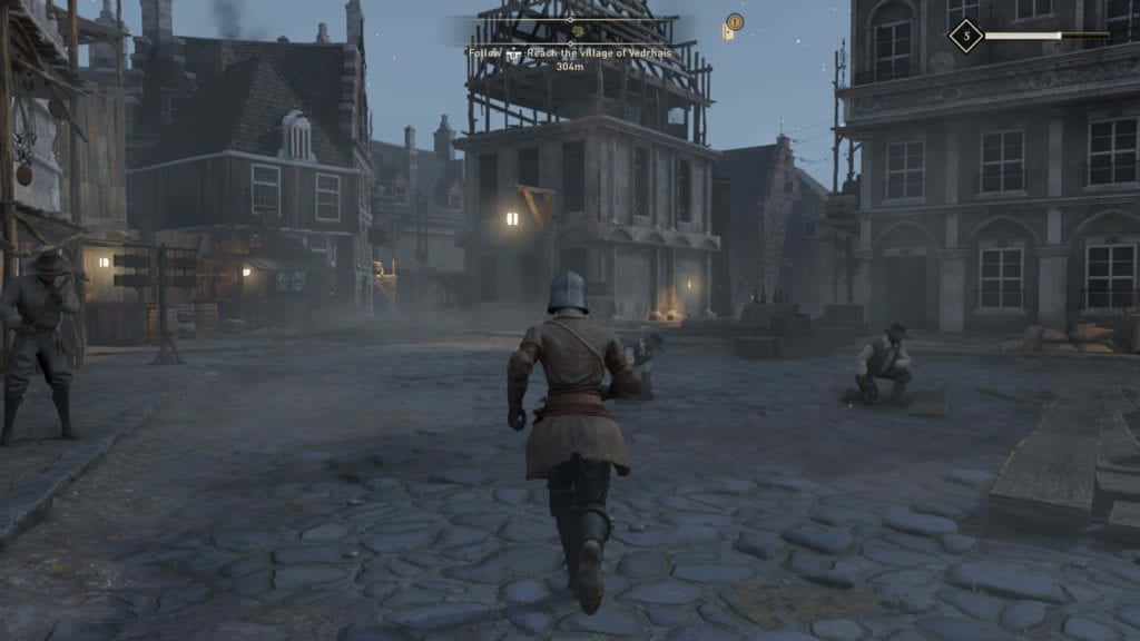 Greedfall 桌布 壁紙 — 一名騎士在黃昏時分跑過霧氣瀰漫的中世紀城鎮廣場，廣場上有鵝卵石街道和半建成的建築物。