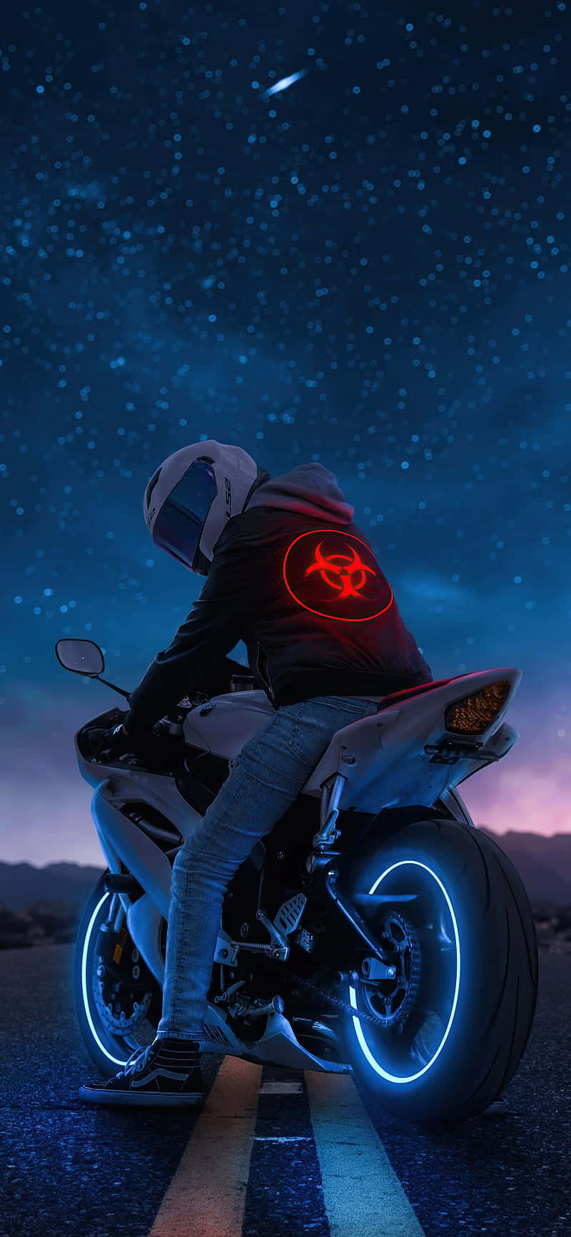 Motorcycle iPhone 桌布 壁紙 — 一名騎士騎著發光的摩托車，在繁星點點的夜空下，彗星劃過天際。