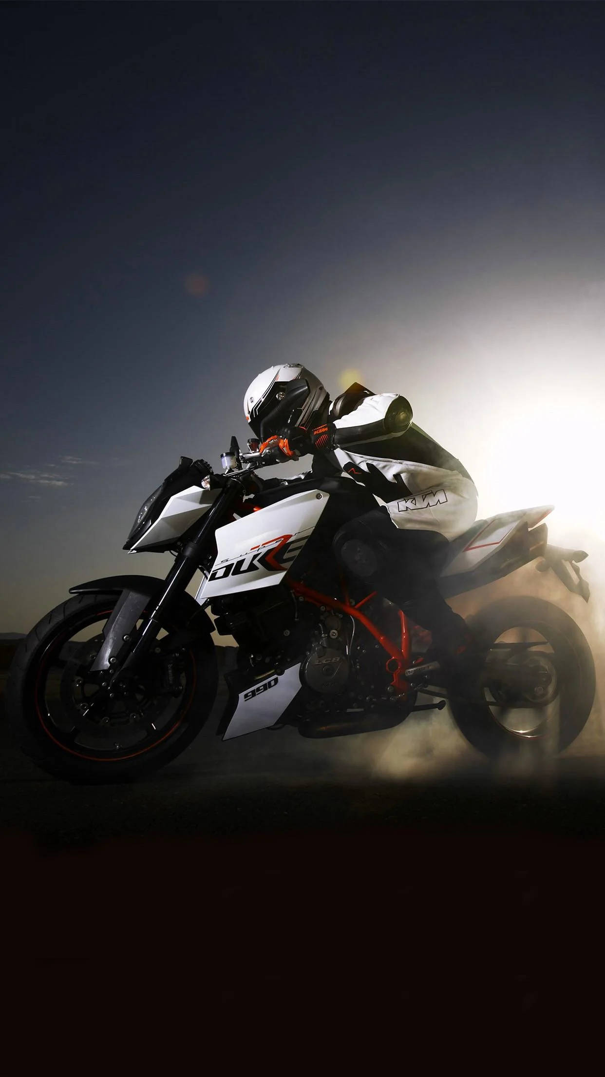 機車 桌布 壁紙 — 一名騎士騎著白色KTM Duke機車在彎道中傾斜，在黑暗天空下揚起塵土，背景光線明亮。