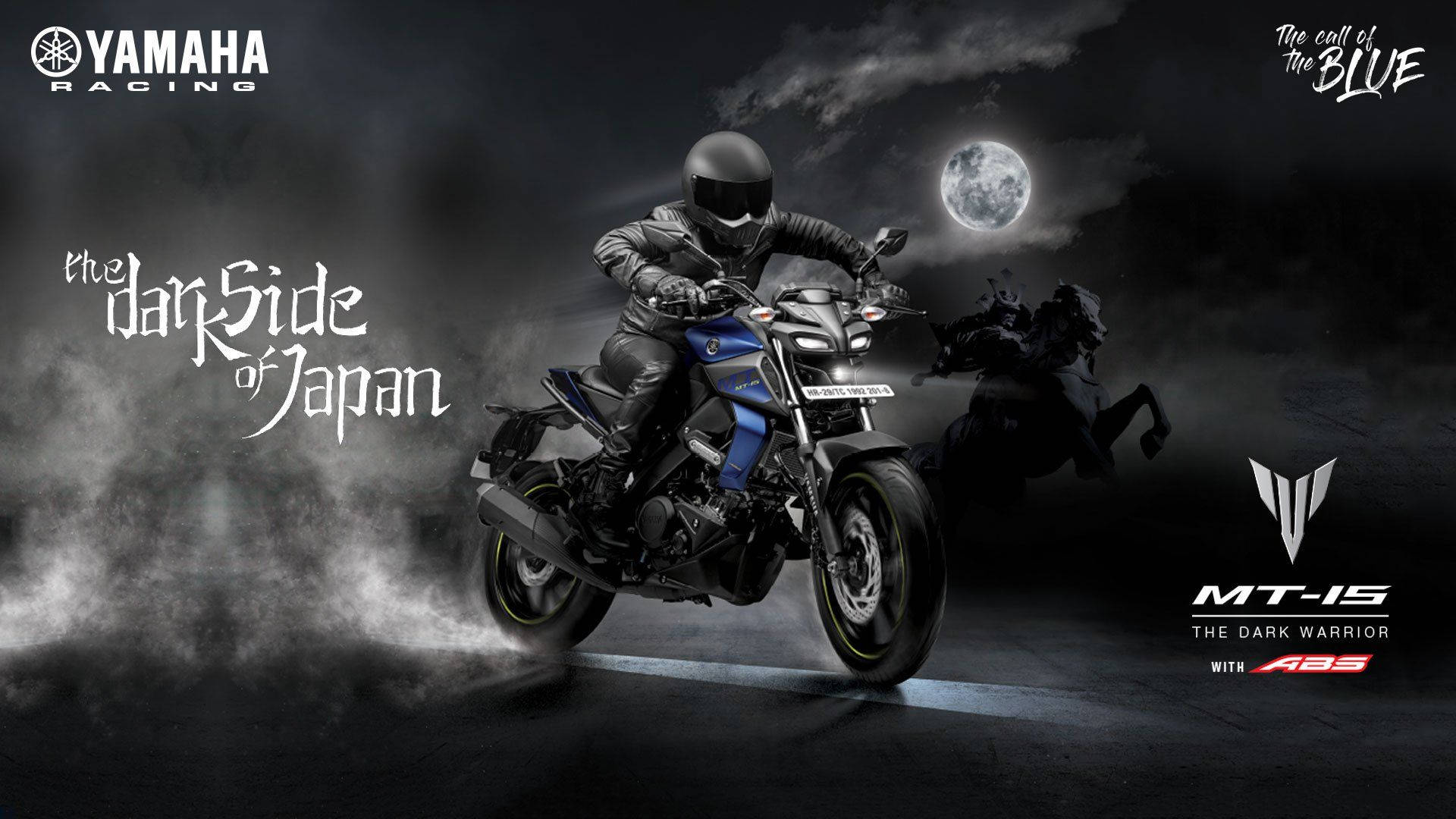  壁紙 — 一名騎士騎著藍色Yamaha MT-15機車，在滿月下穿過迷霧，背景中有一匹幽靈馬的剪影。