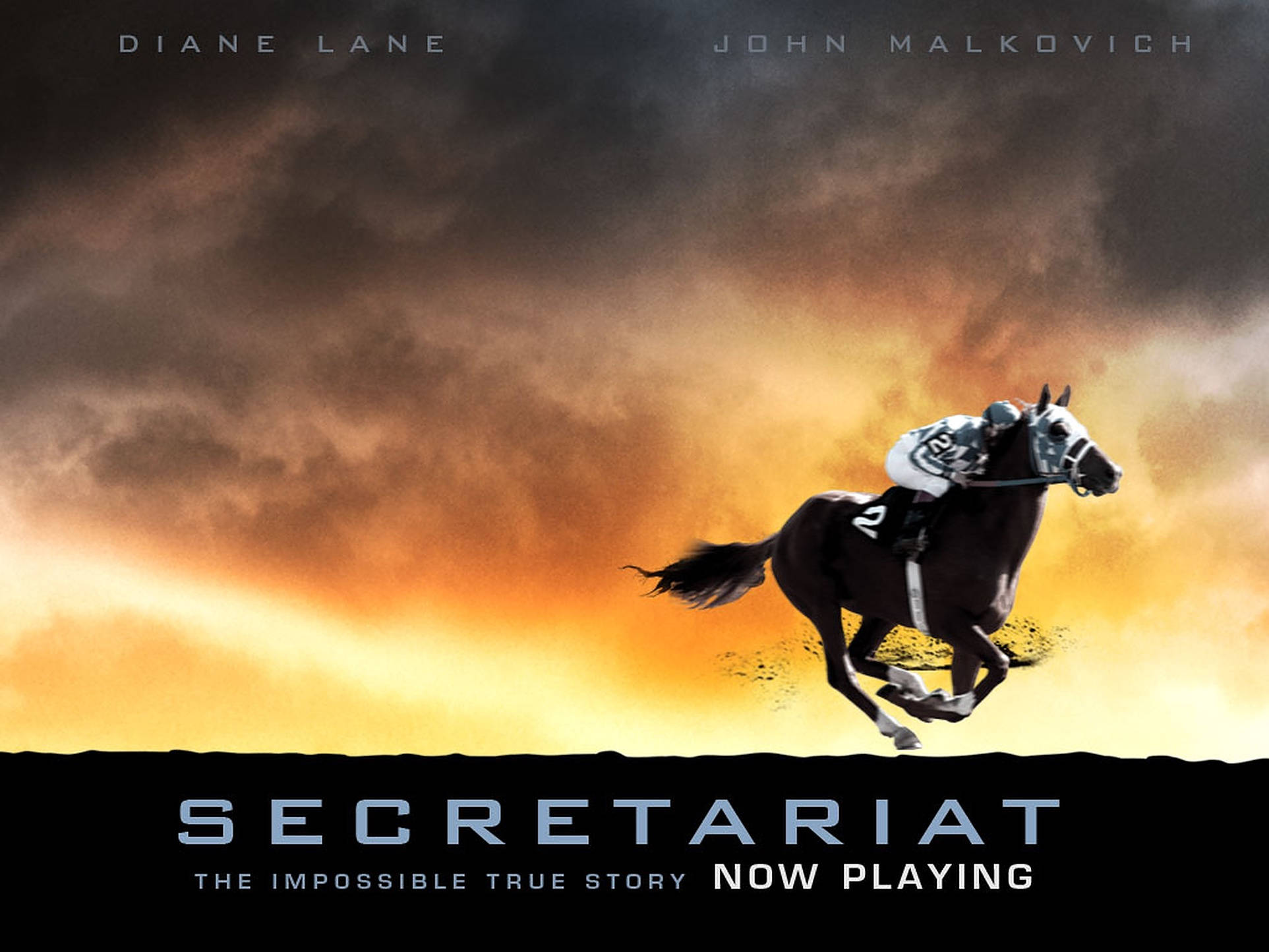 Secretariat 桌布 壁紙 — 一名騎師騎著奔騰的賽馬，背景是帶有戲劇性雲彩的熾熱日落天空。