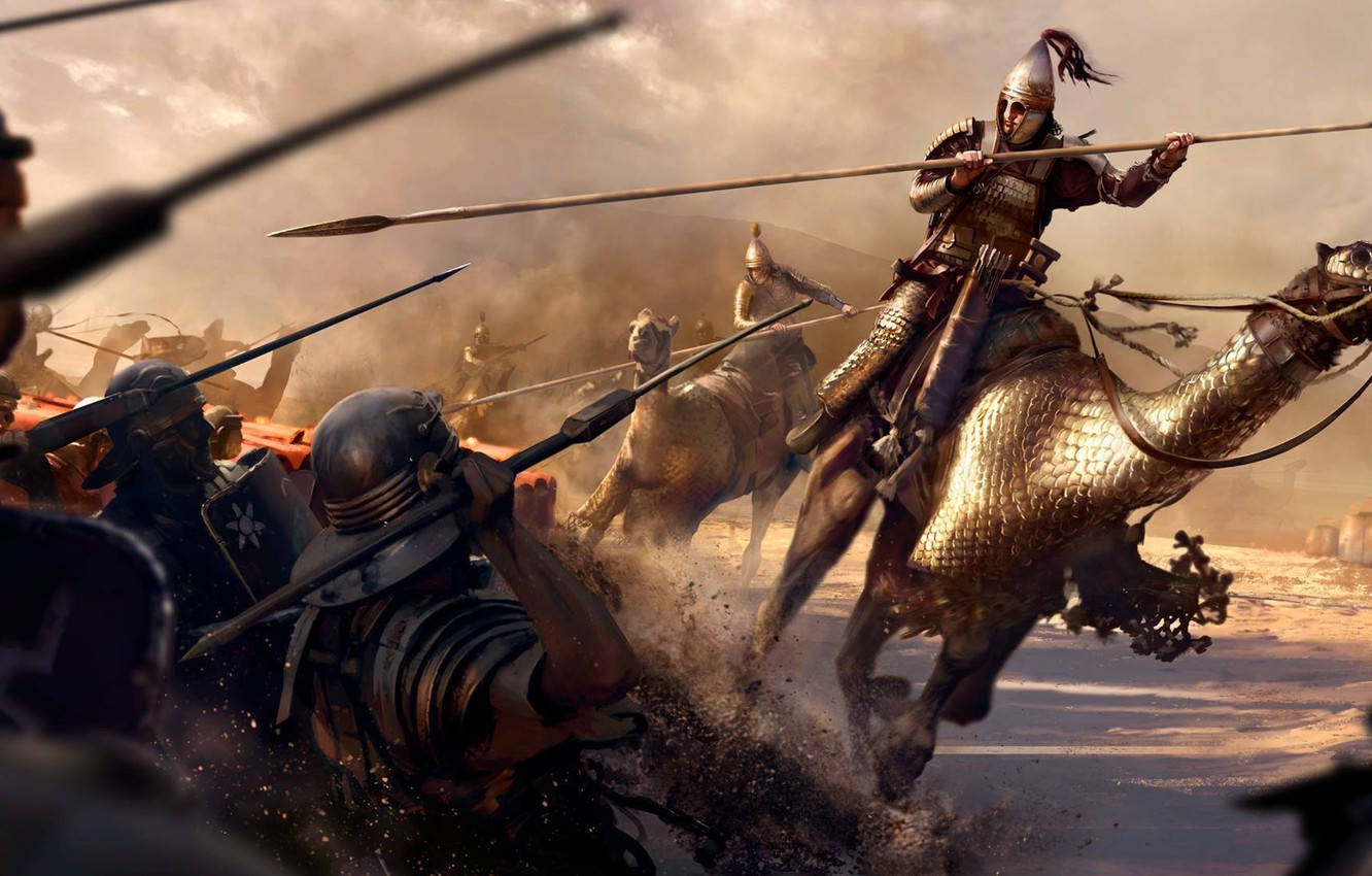 Total War 桌布 壁紙 — 一名騎著金色裝甲駱駝的戰士，揮舞長矛衝過塵土飛揚的戰場，對抗裝甲步兵。